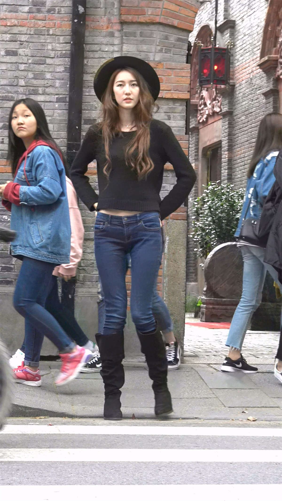 蓝色牛仔裤皮裙大美女