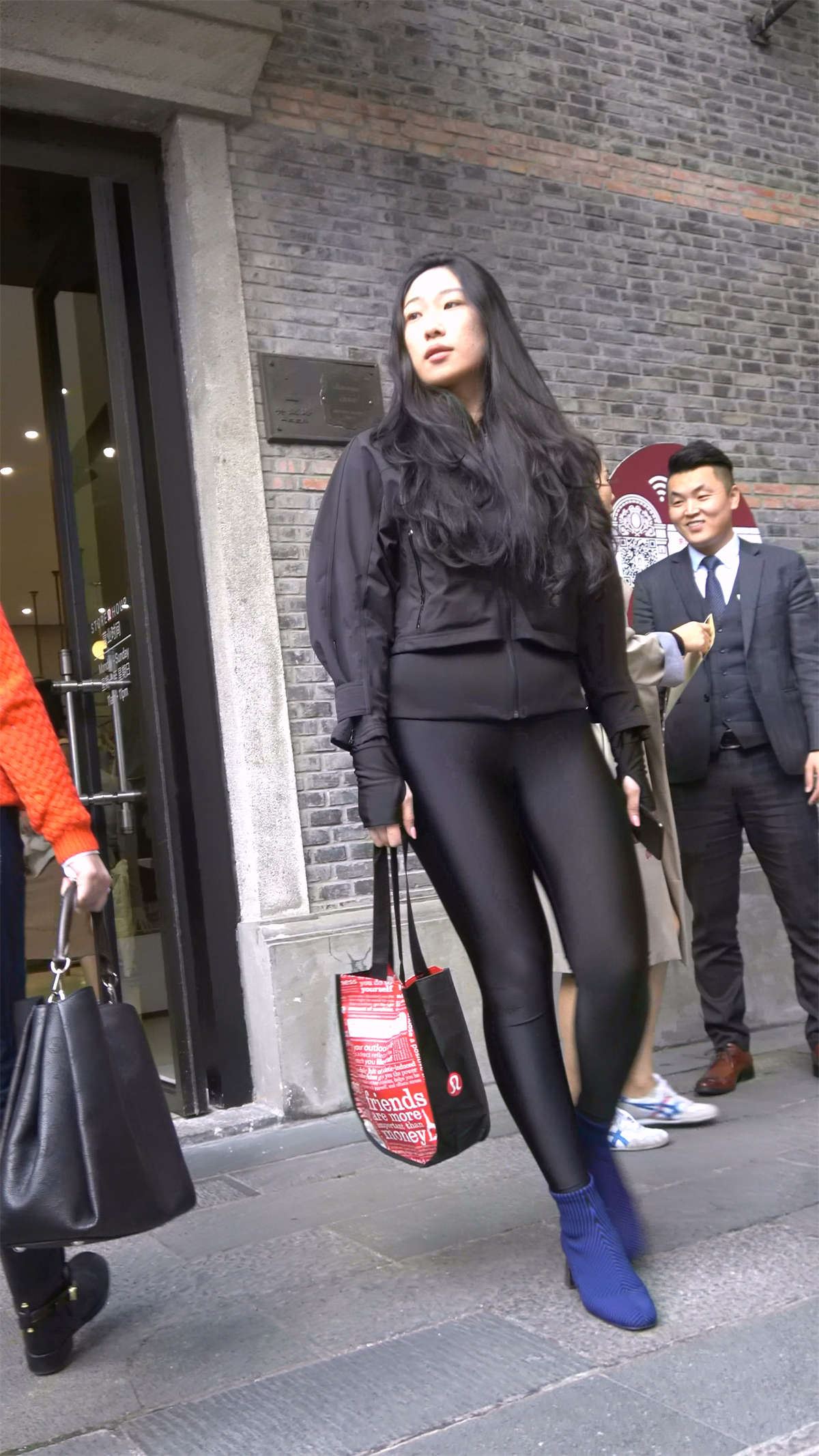 黑色外套弹力裤蓝短靴美臀美女