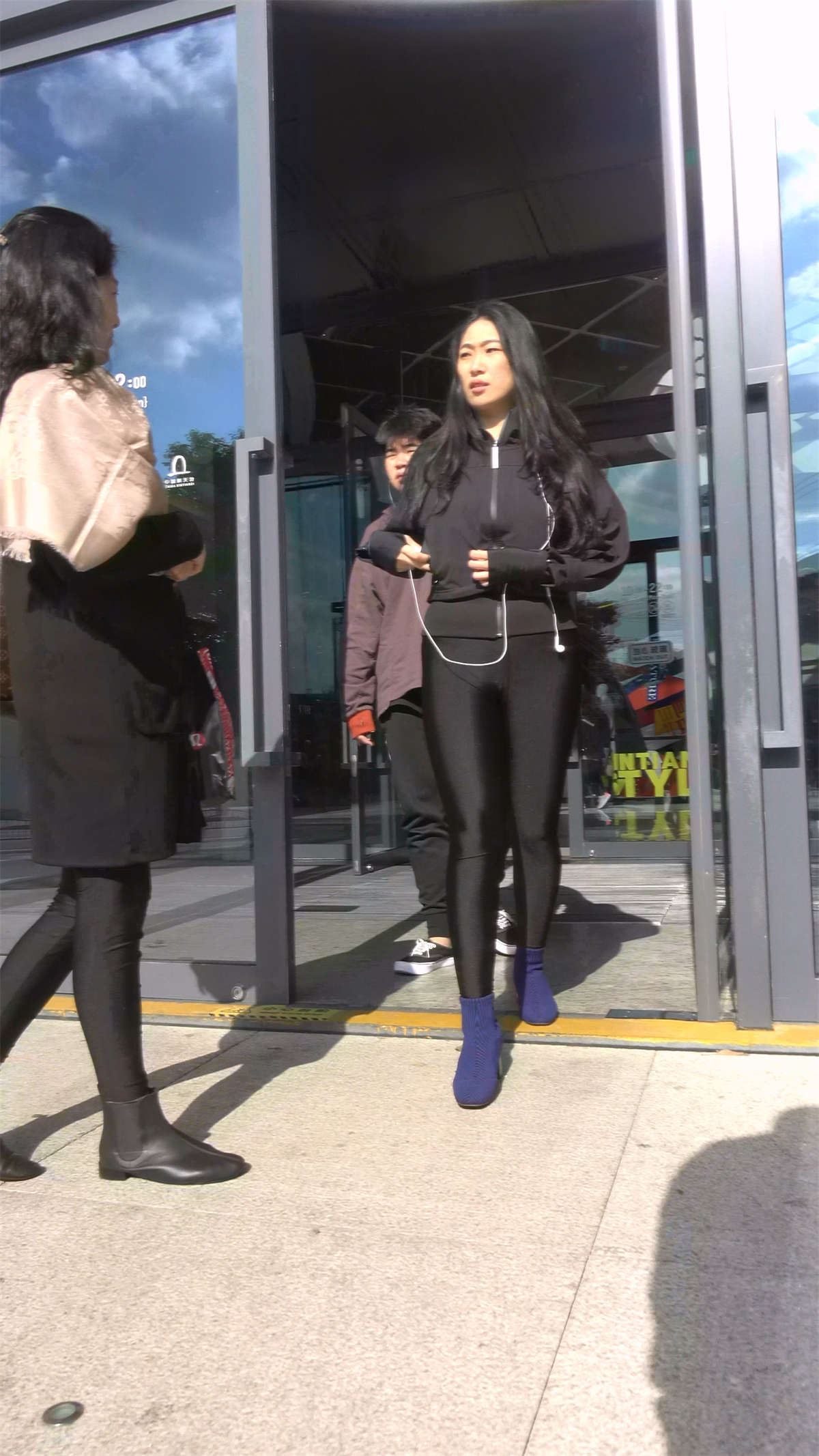 黑色紧身弹力裤短靴美女