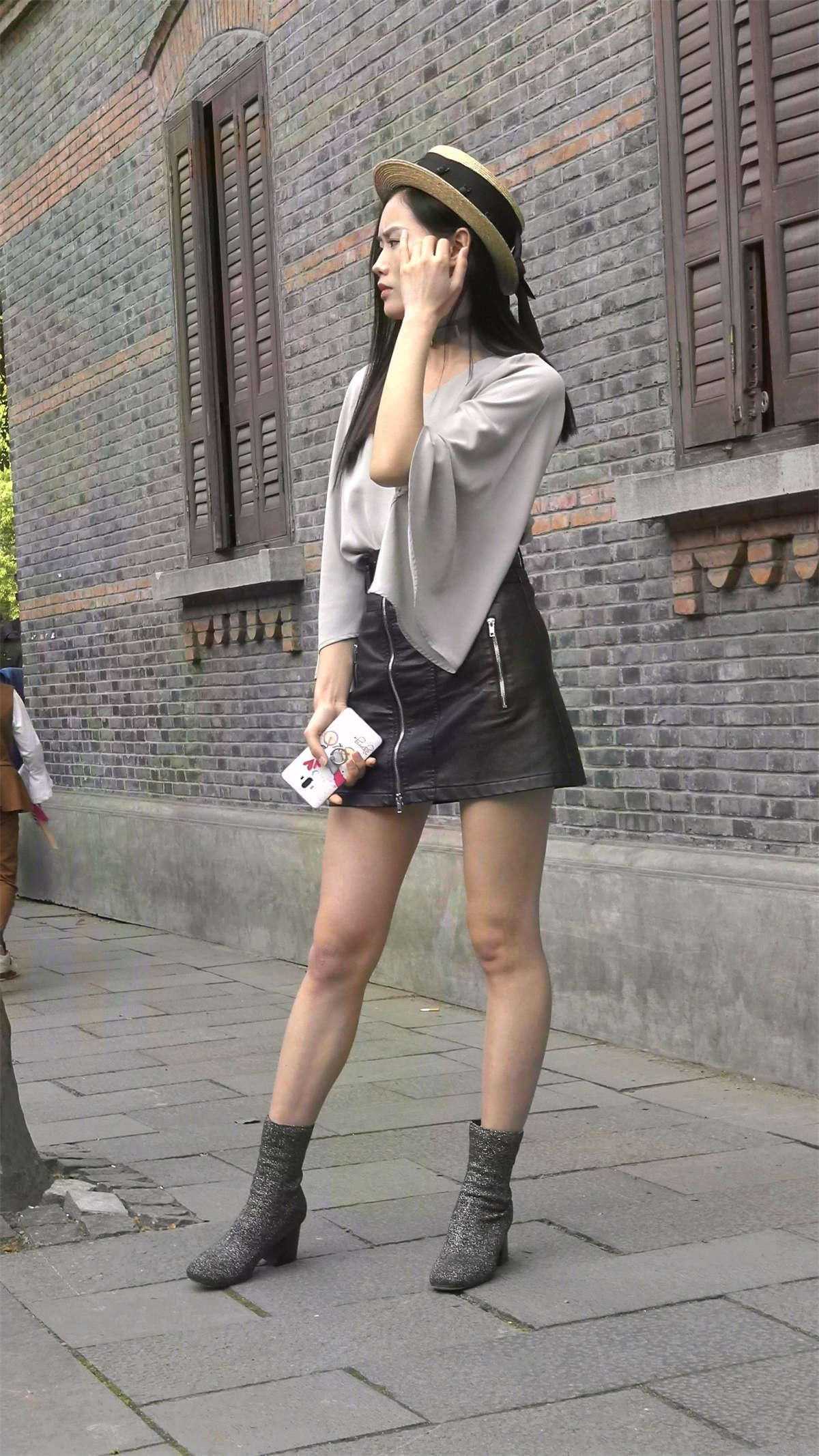 牛仔裤黑色皮裙美女