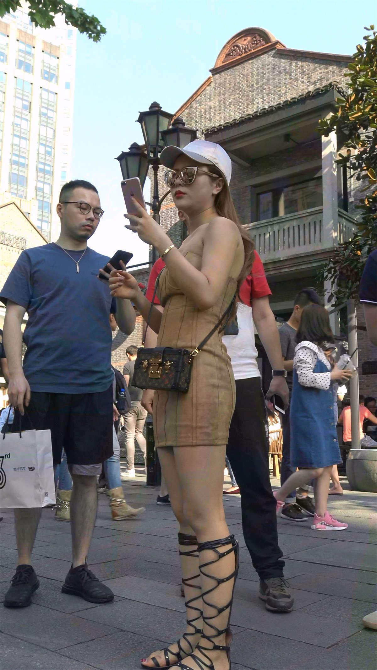 米色包臀裙鸭舌帽罗马鞋美女
