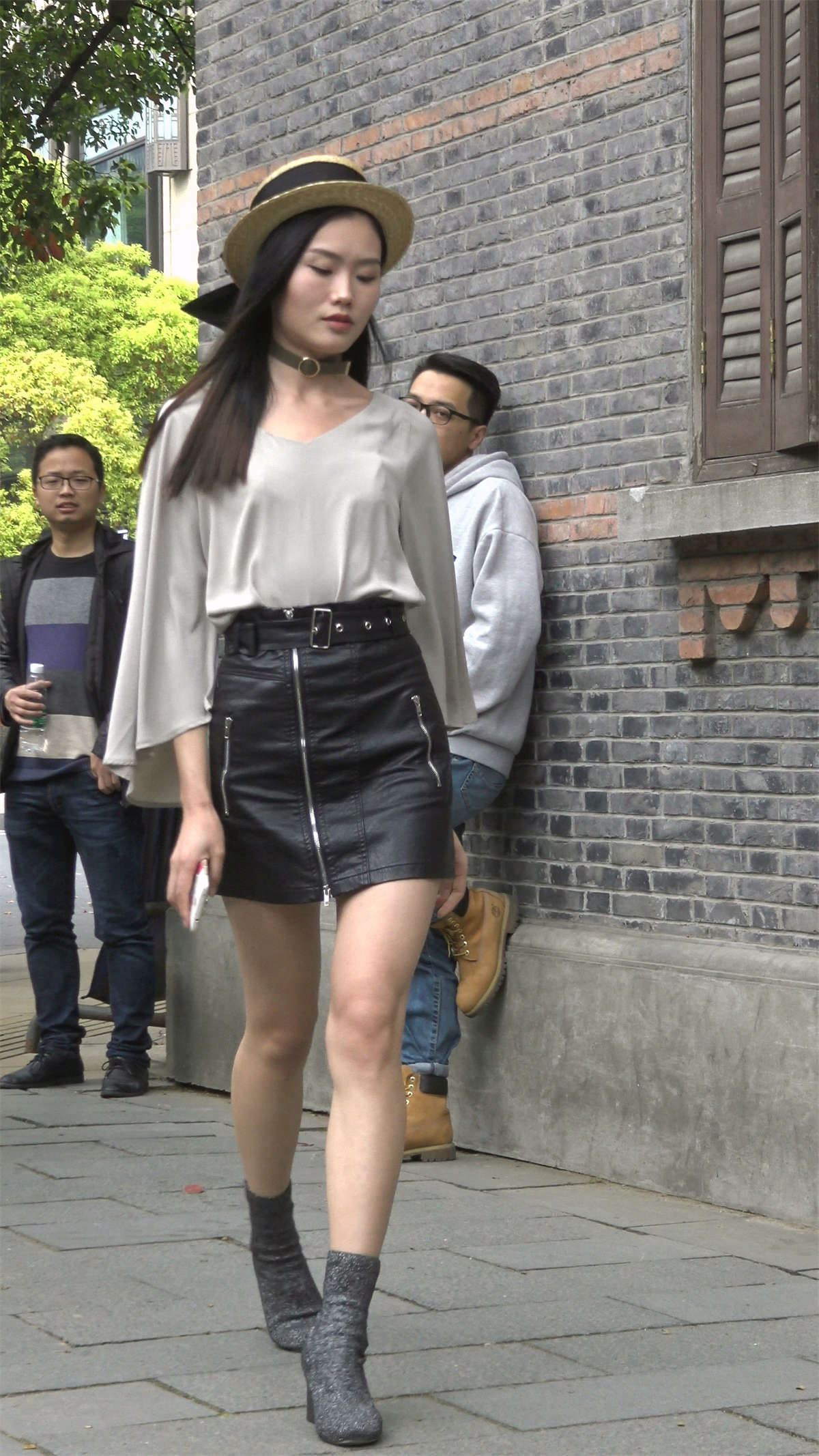 牛仔裤黑色皮裙美女