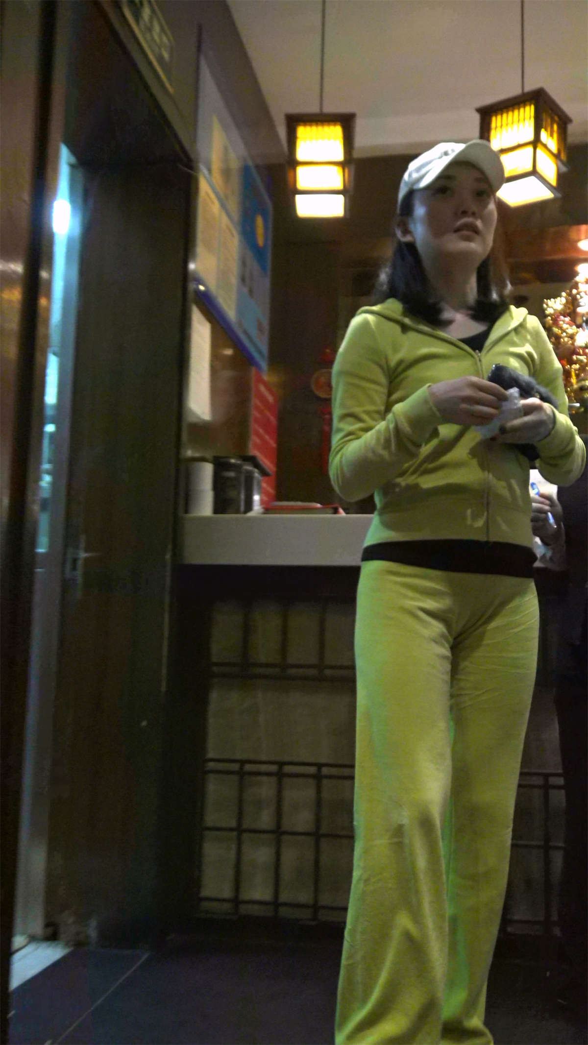 鸭舌帽运动装美女1