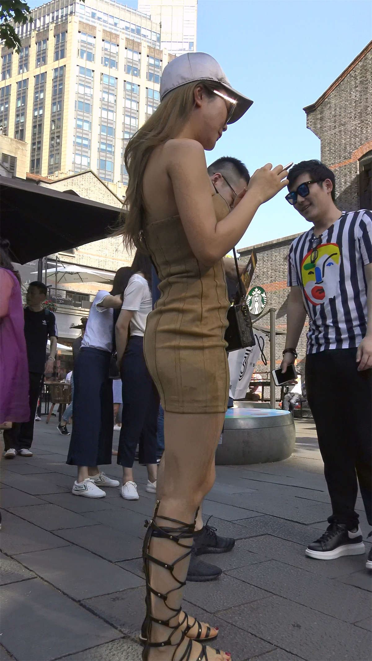 鸭舌帽米色包臀裙罗马鞋美女