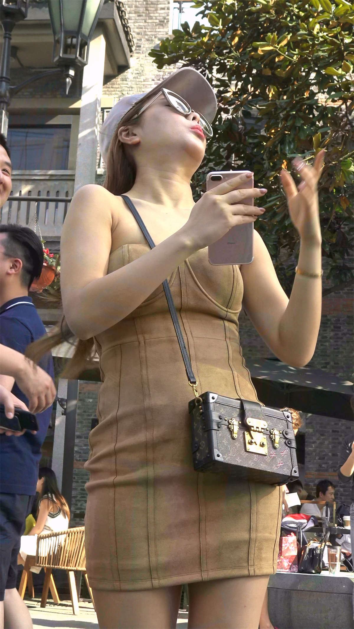 鸭舌帽米色包臀裙罗马鞋美女