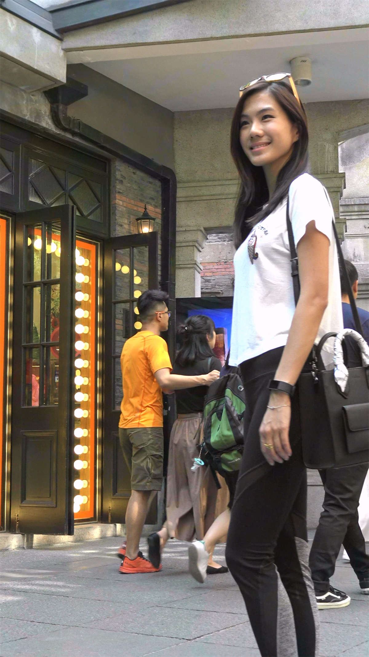 黑色紧身弹力裤运动鞋白T恤美女