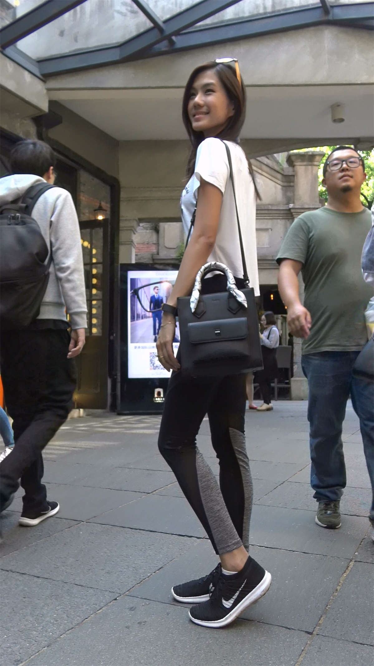 黑色紧身弹力裤运动鞋白T恤美女