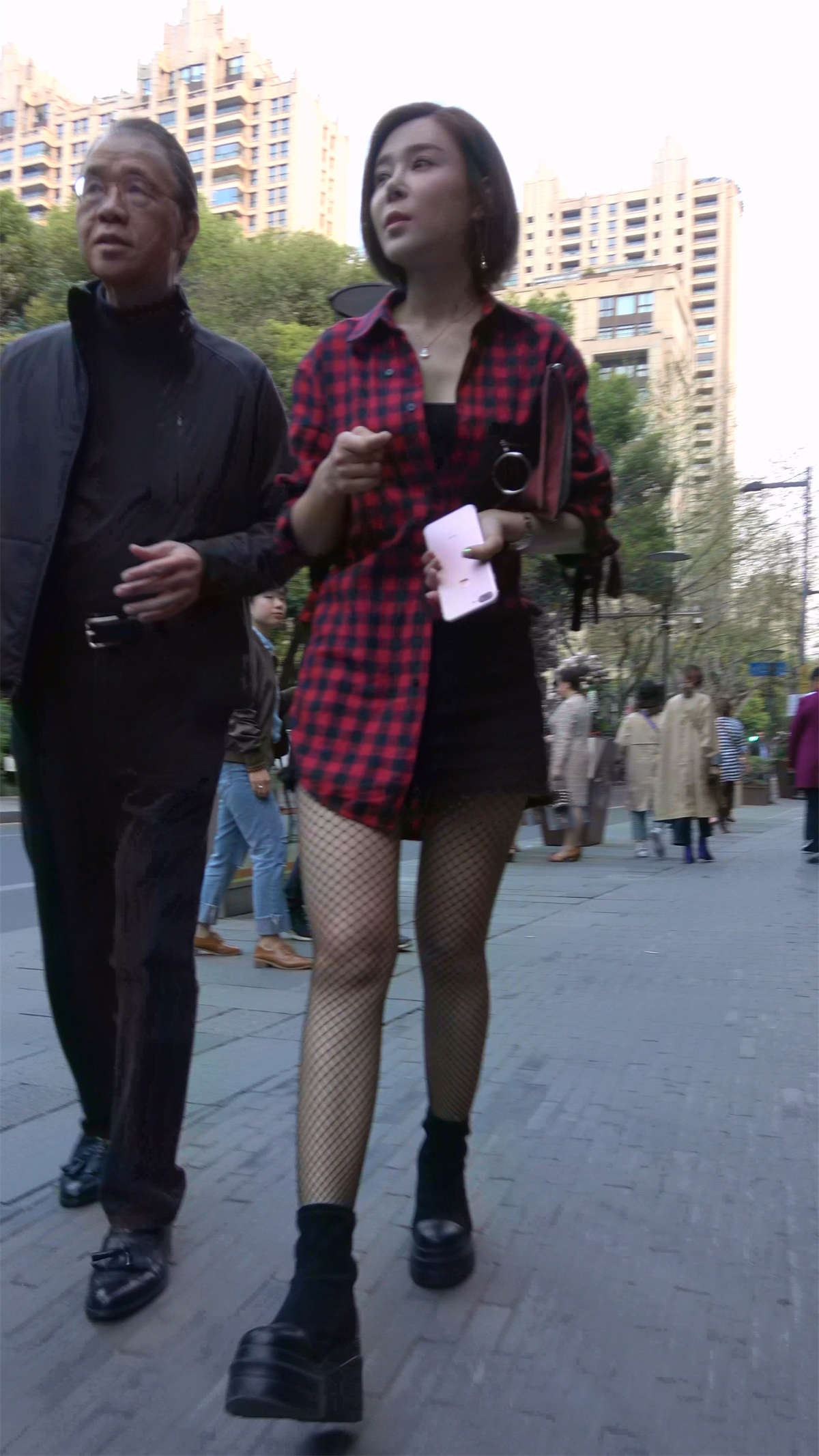 格子衬衫大眼网袜短发气质小姐姐