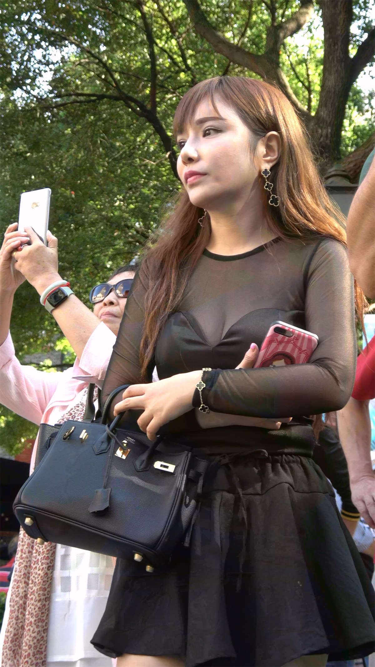 性感短裙粉色高跟美女少妇