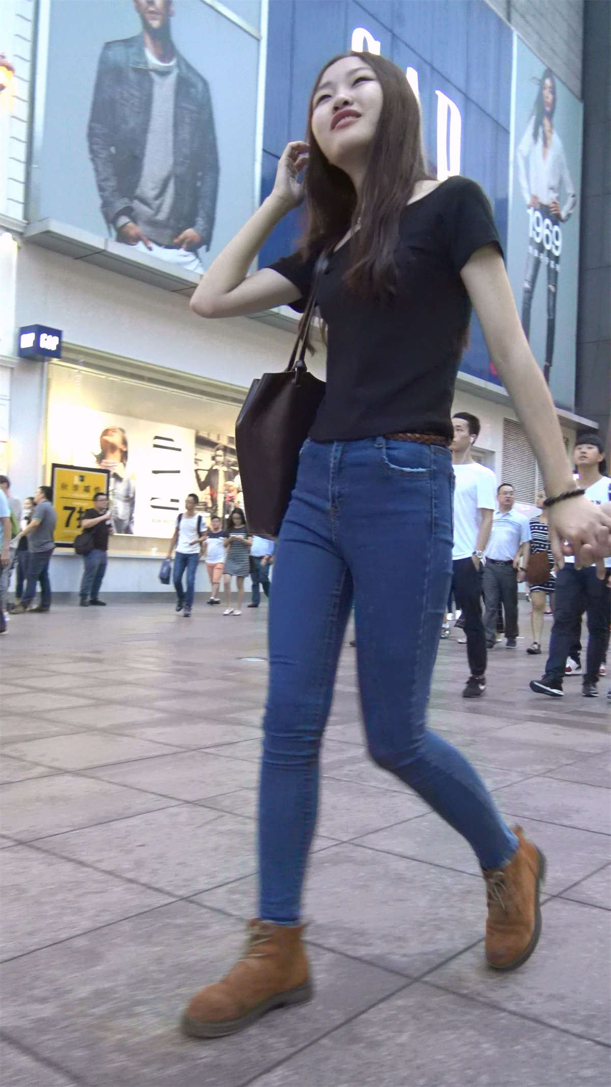 青春洋溢蓝色牛仔裤黑T恤美女
