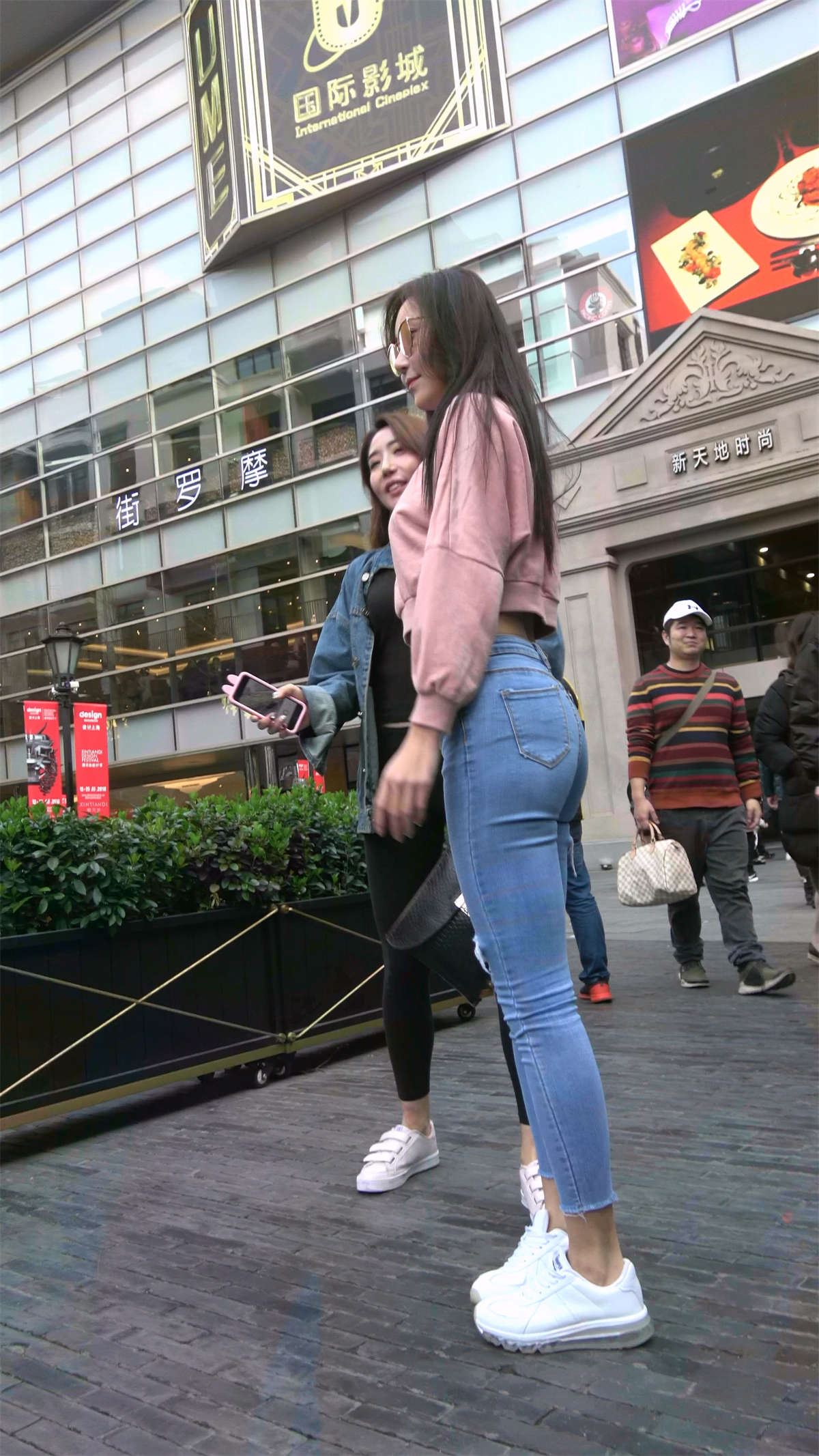 超性感翘臀紧身牛仔美女姐姐