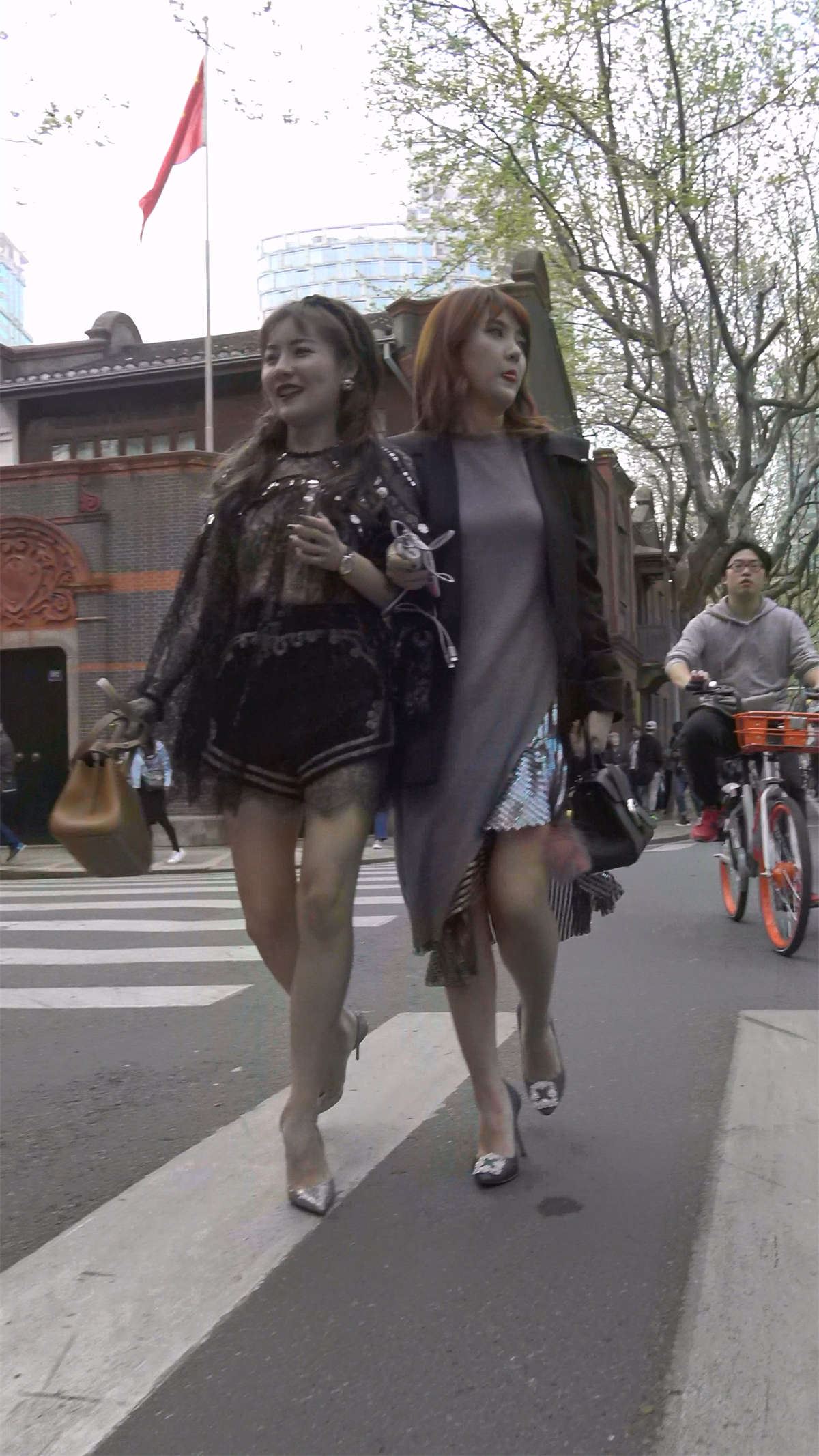 打扮时尚的银白高跟美女姐妹