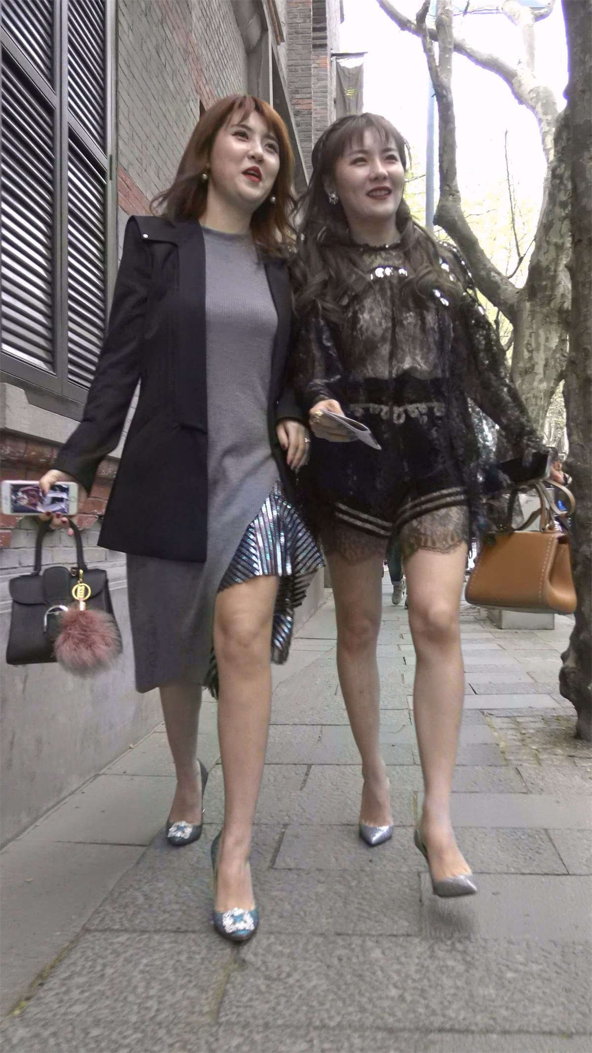 打扮时尚的银白高跟美女姐妹