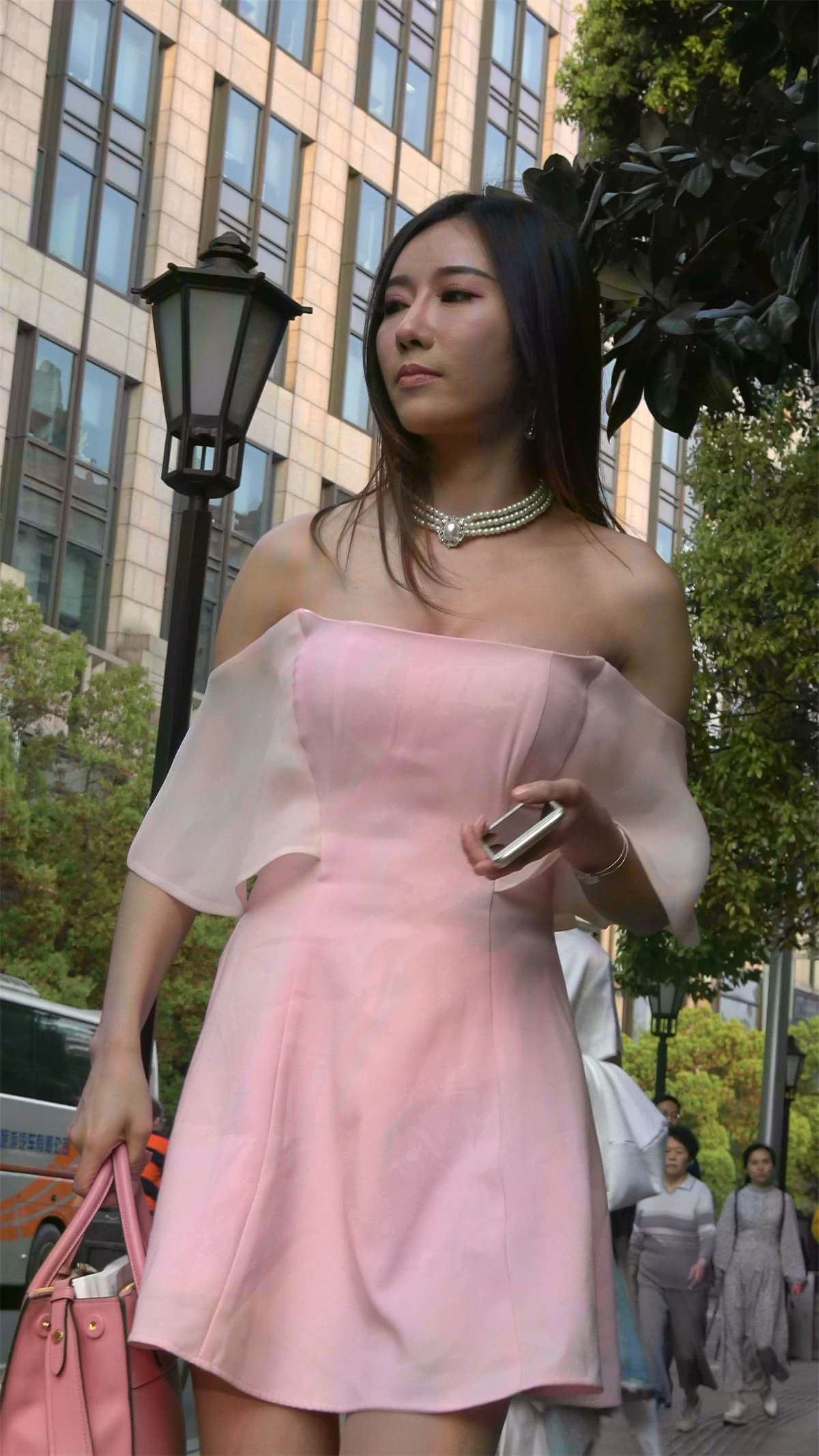 抹胸一字肩粉色连衣裙性感漂亮美女