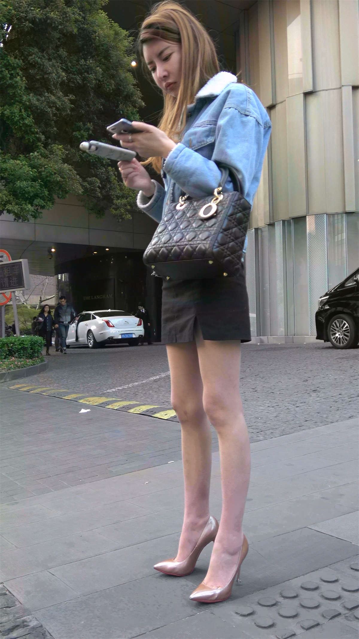 路边约滴滴打车的极品恨天高美腿美女