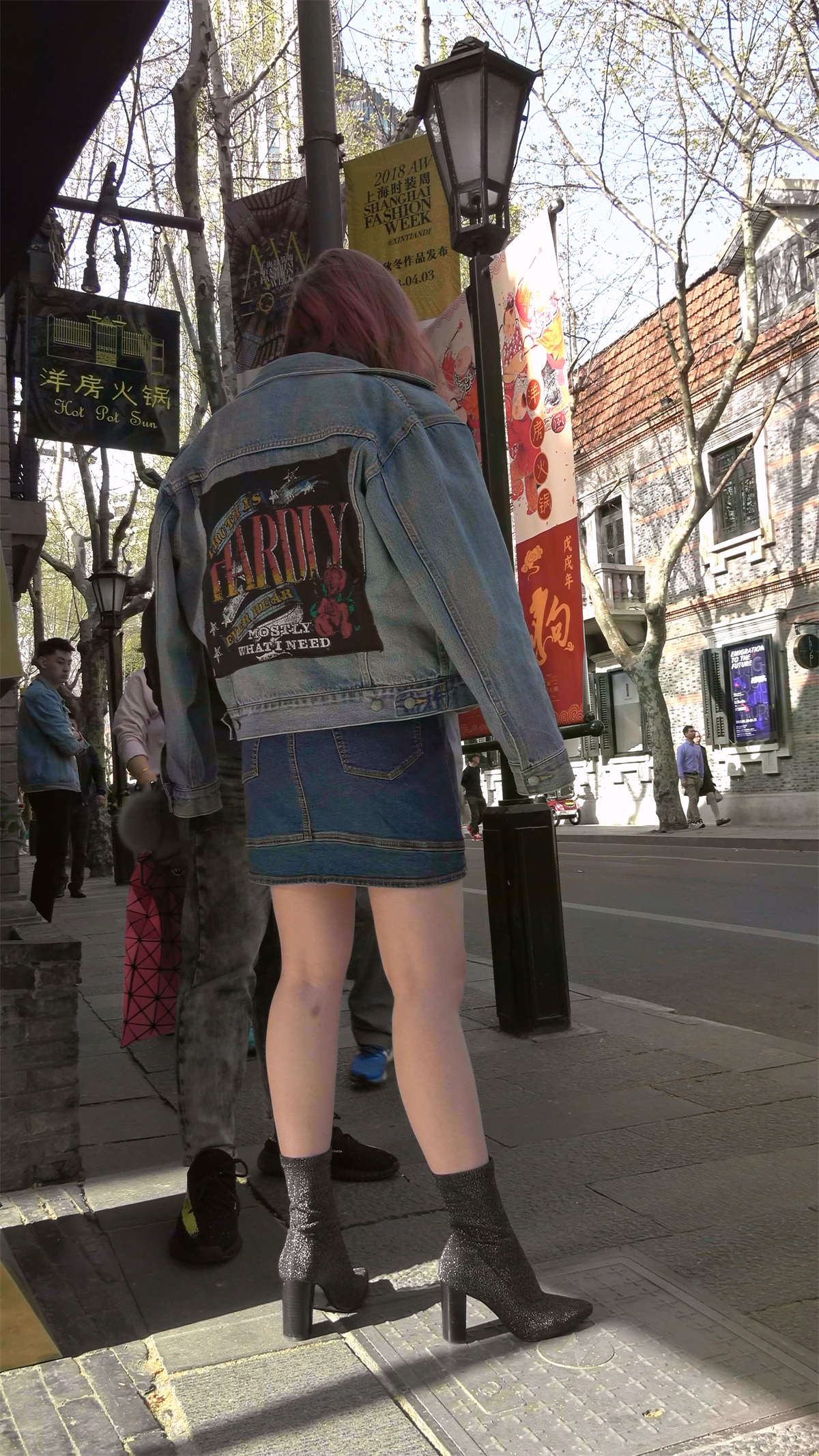美丽大方的牛仔小外套短裙女神姐姐