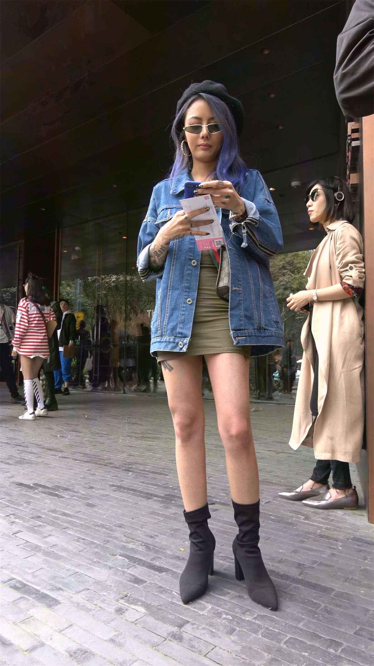 小墨镜牛仔外套甜美漂亮小姐姐