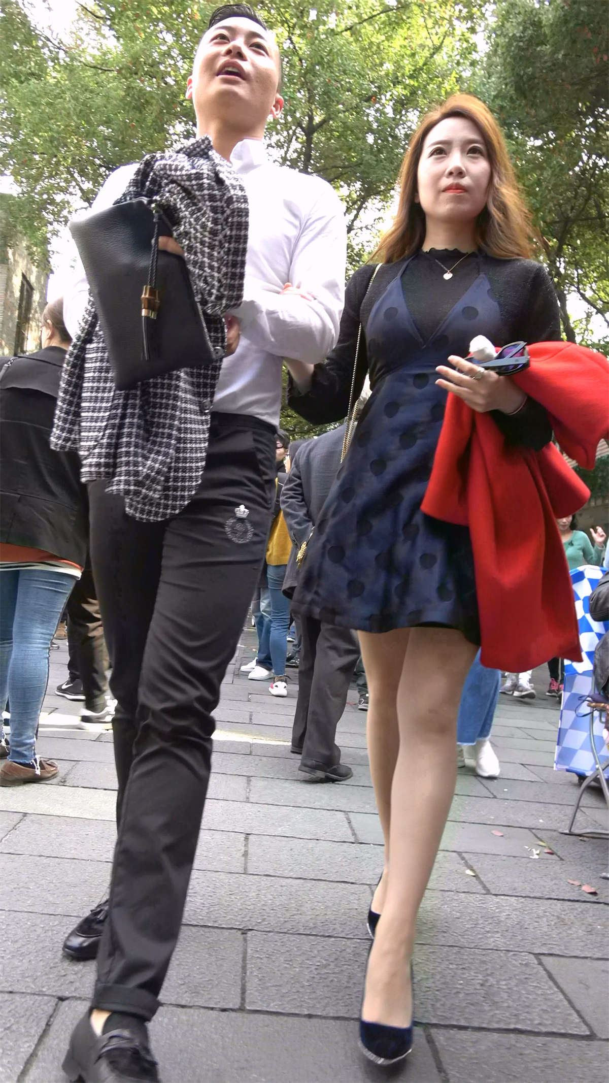 亭亭玉立的连衣裙蓝色高跟鞋美女