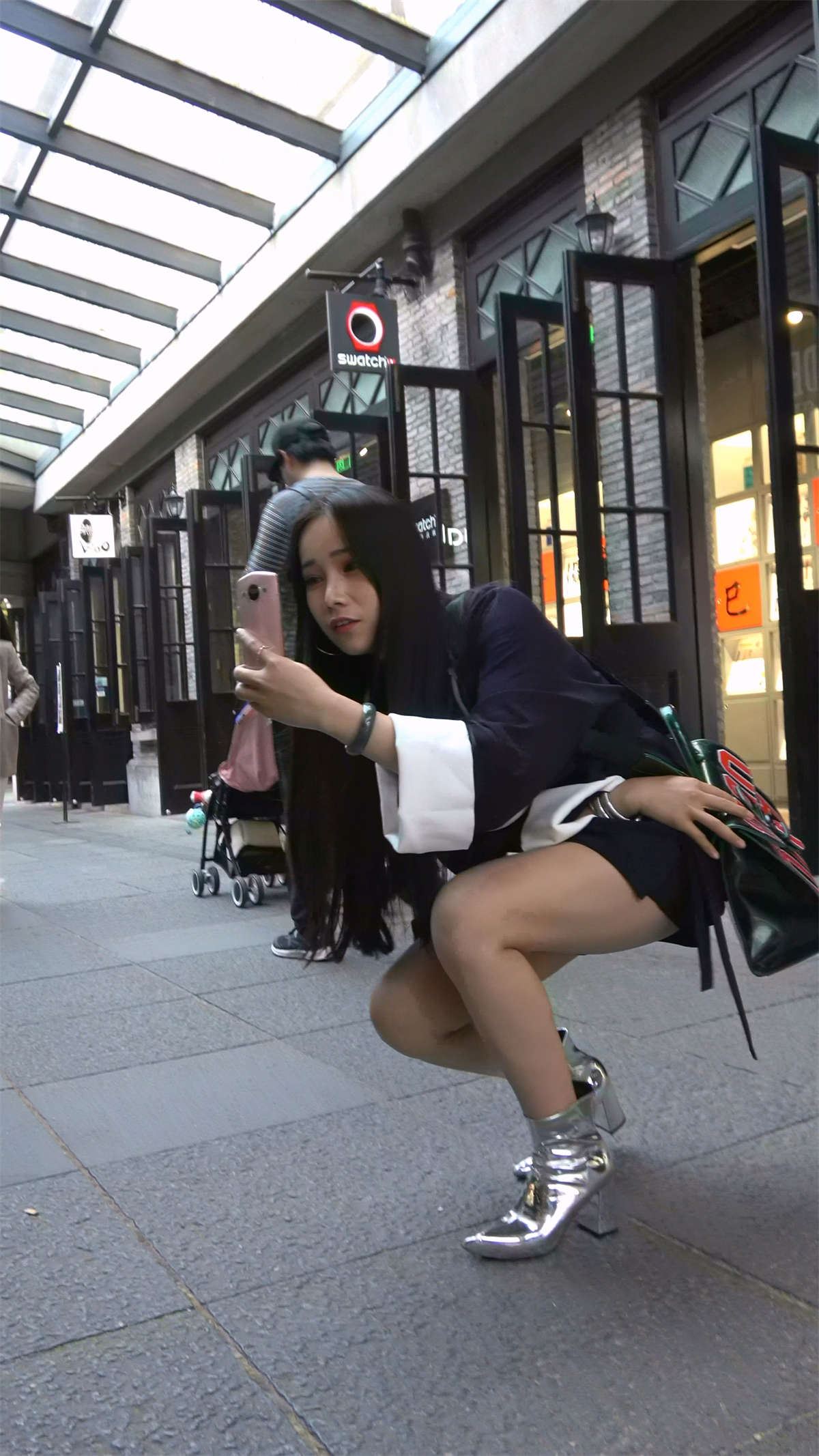 爱拍照的俩姐妹大街上摆出各种诱惑姿势