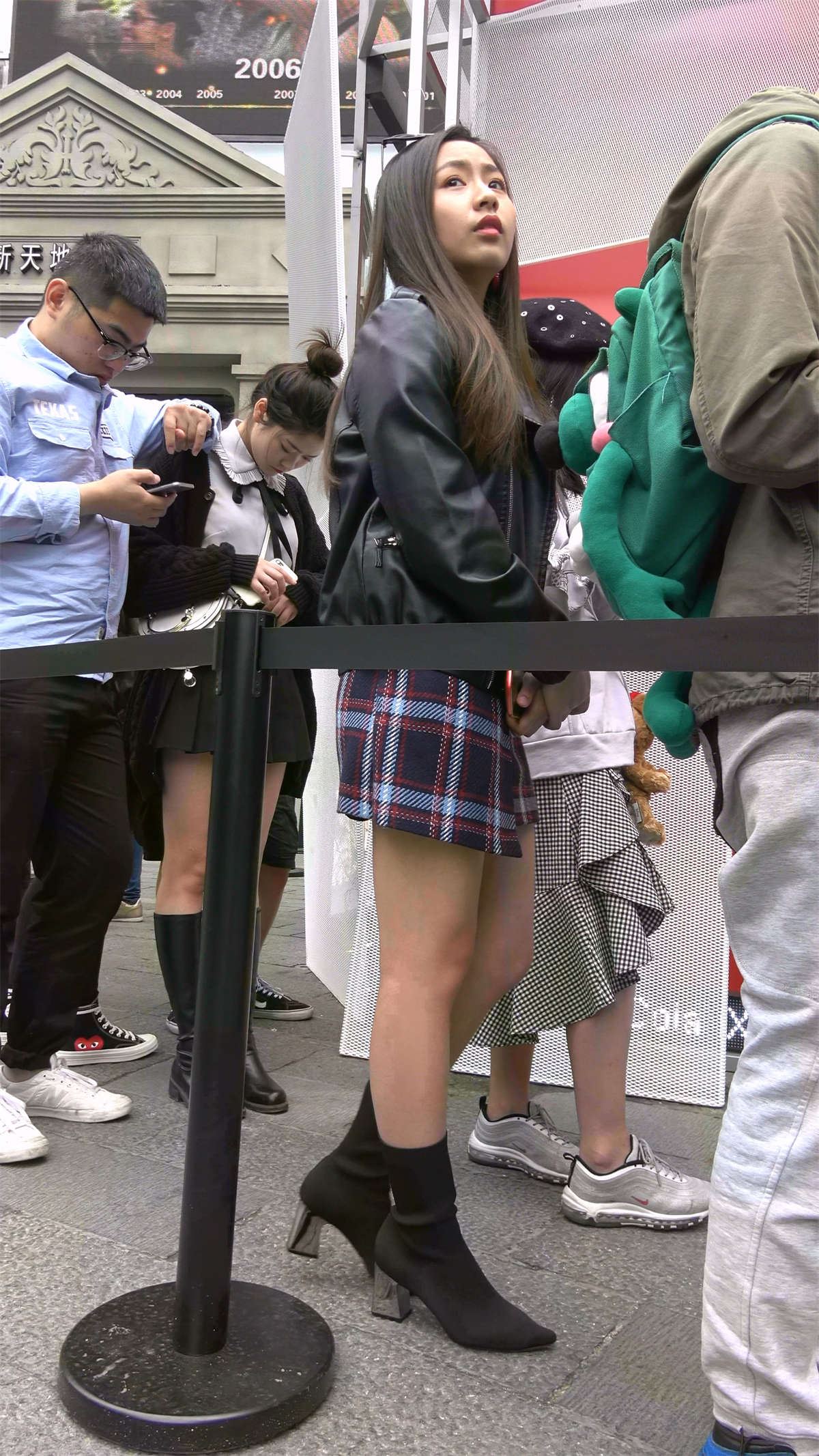 排队购物的短裙性感美女
