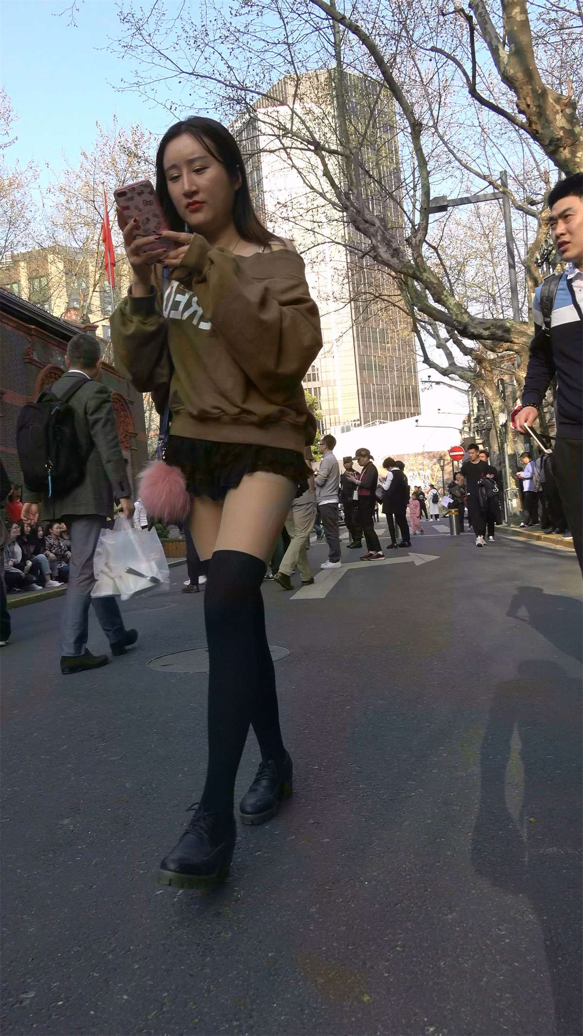 超短蕾丝裙长筒袜美腿小姐姐