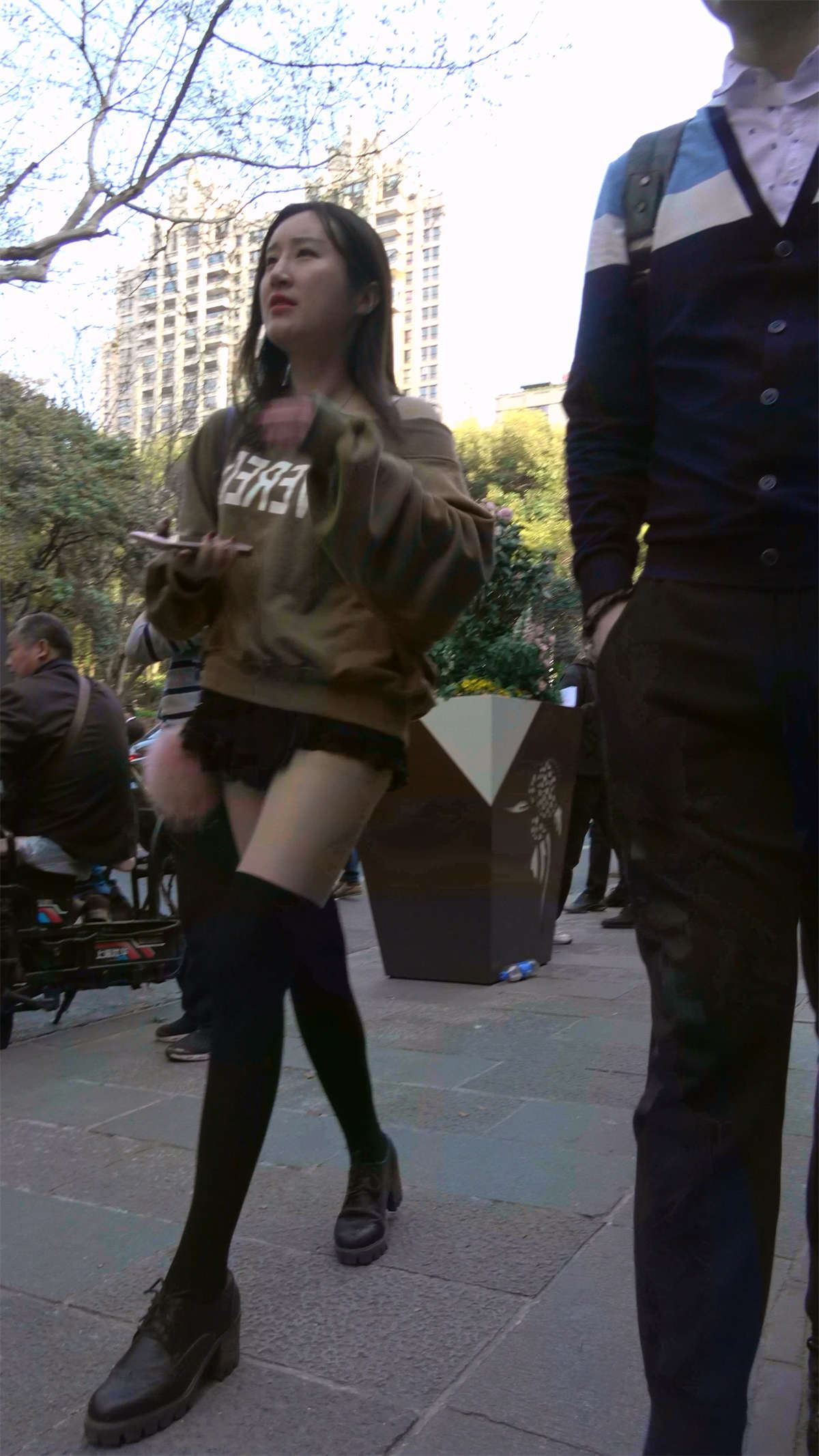 超短蕾丝裙长筒袜美腿小姐姐