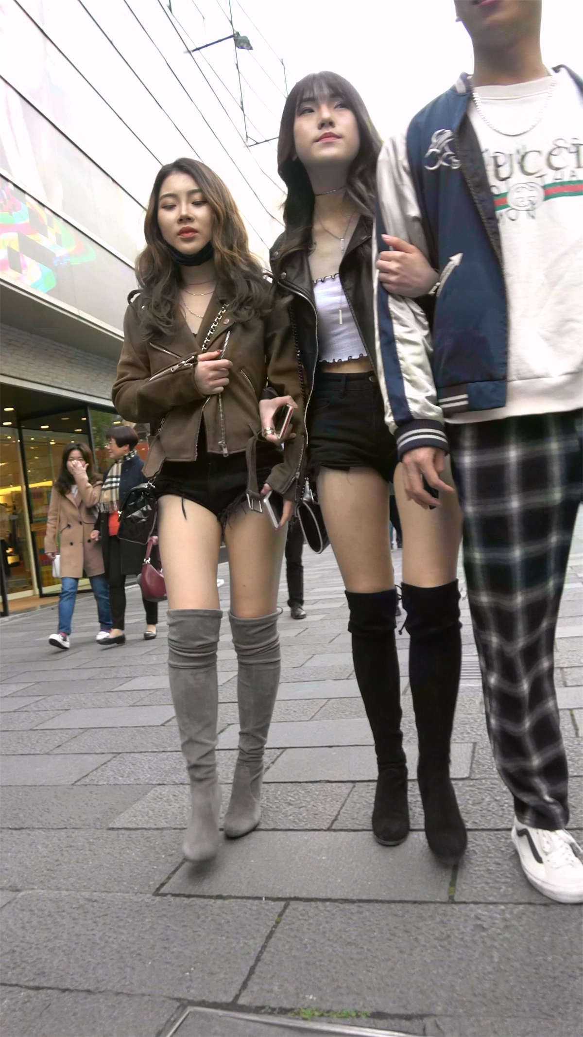 热裤美腿姐妹花逛街白花花的美腿啊