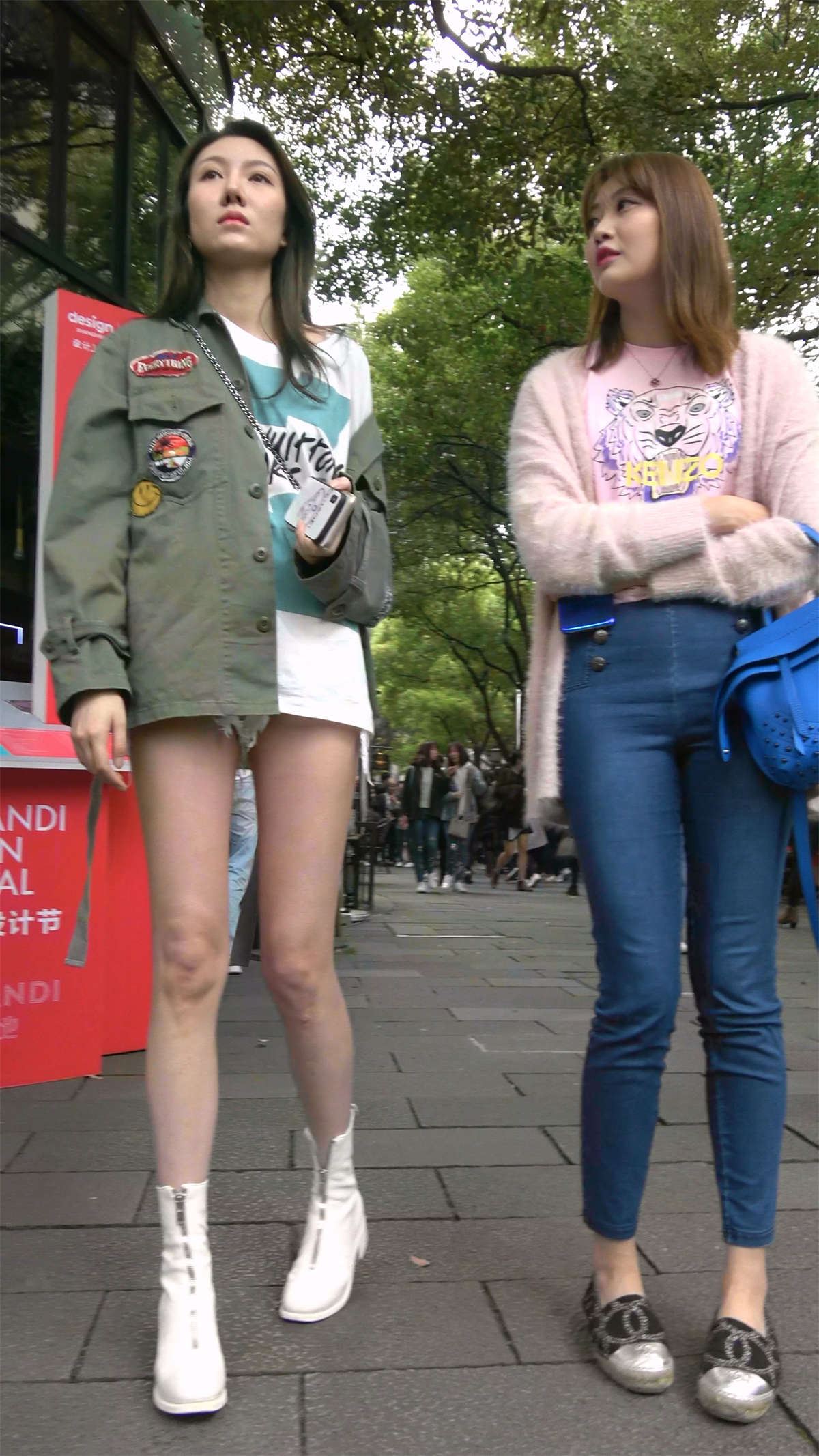 热裤白皙裸腿美女跟闺蜜逛街