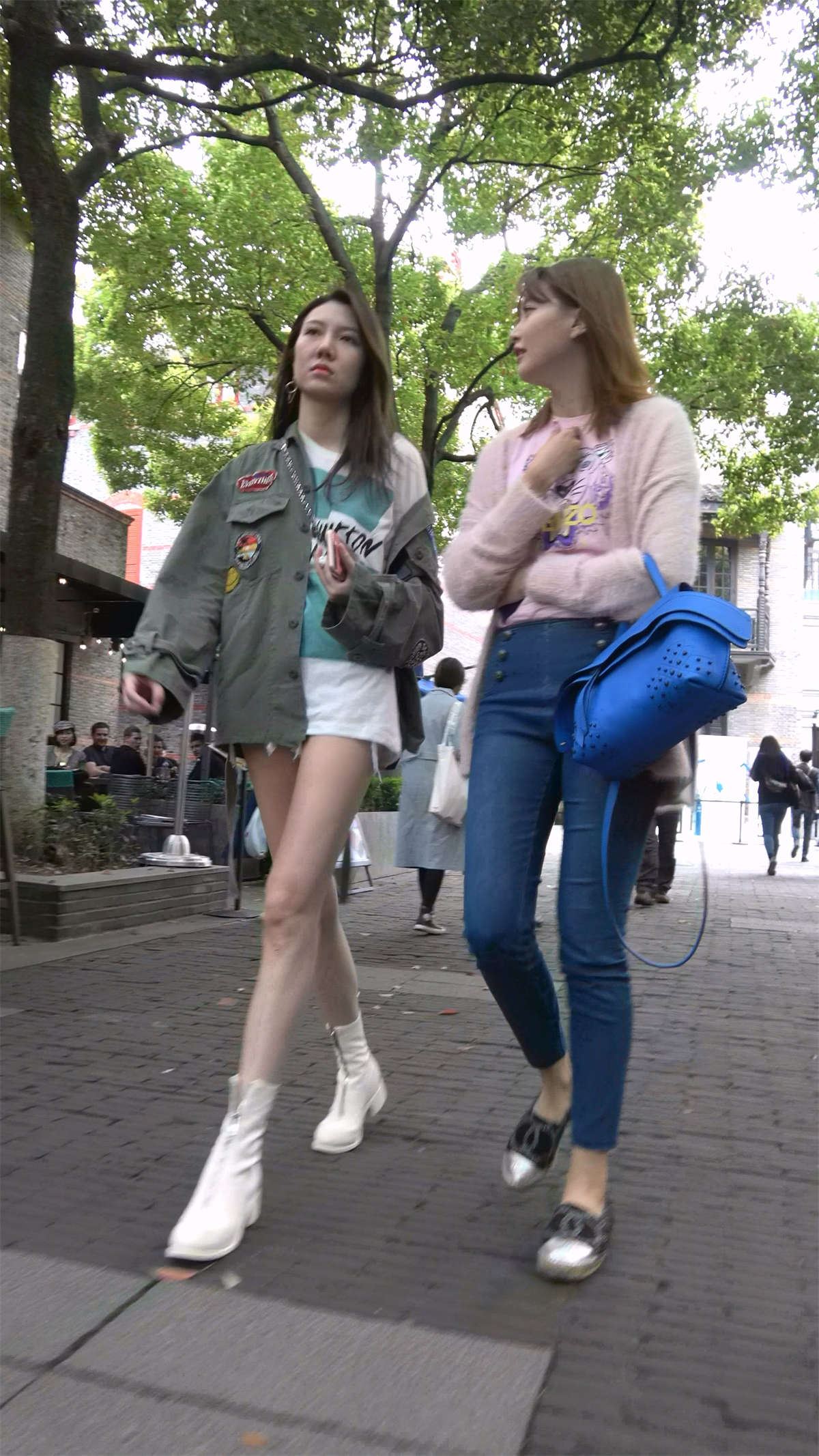 热裤白皙裸腿美女跟闺蜜逛街
