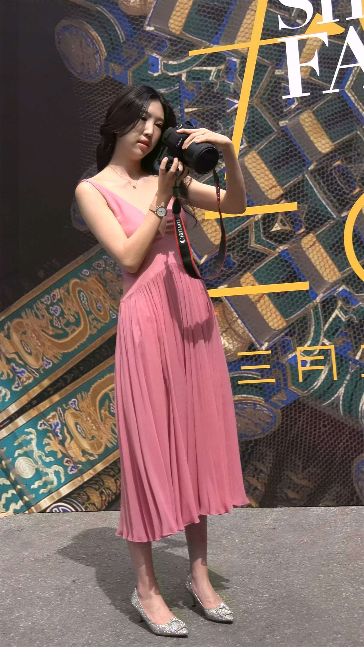 性感的粉红连衣裙V领低胸美女