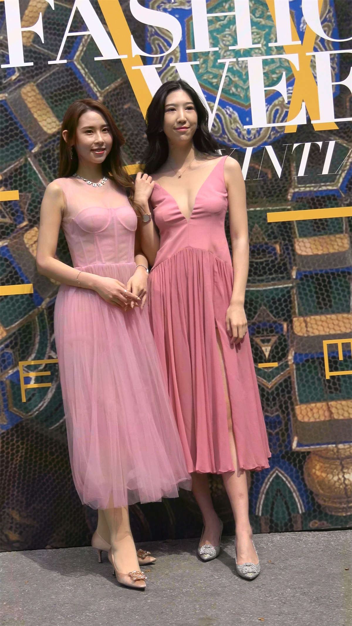 性感的粉红连衣裙V领低胸美女