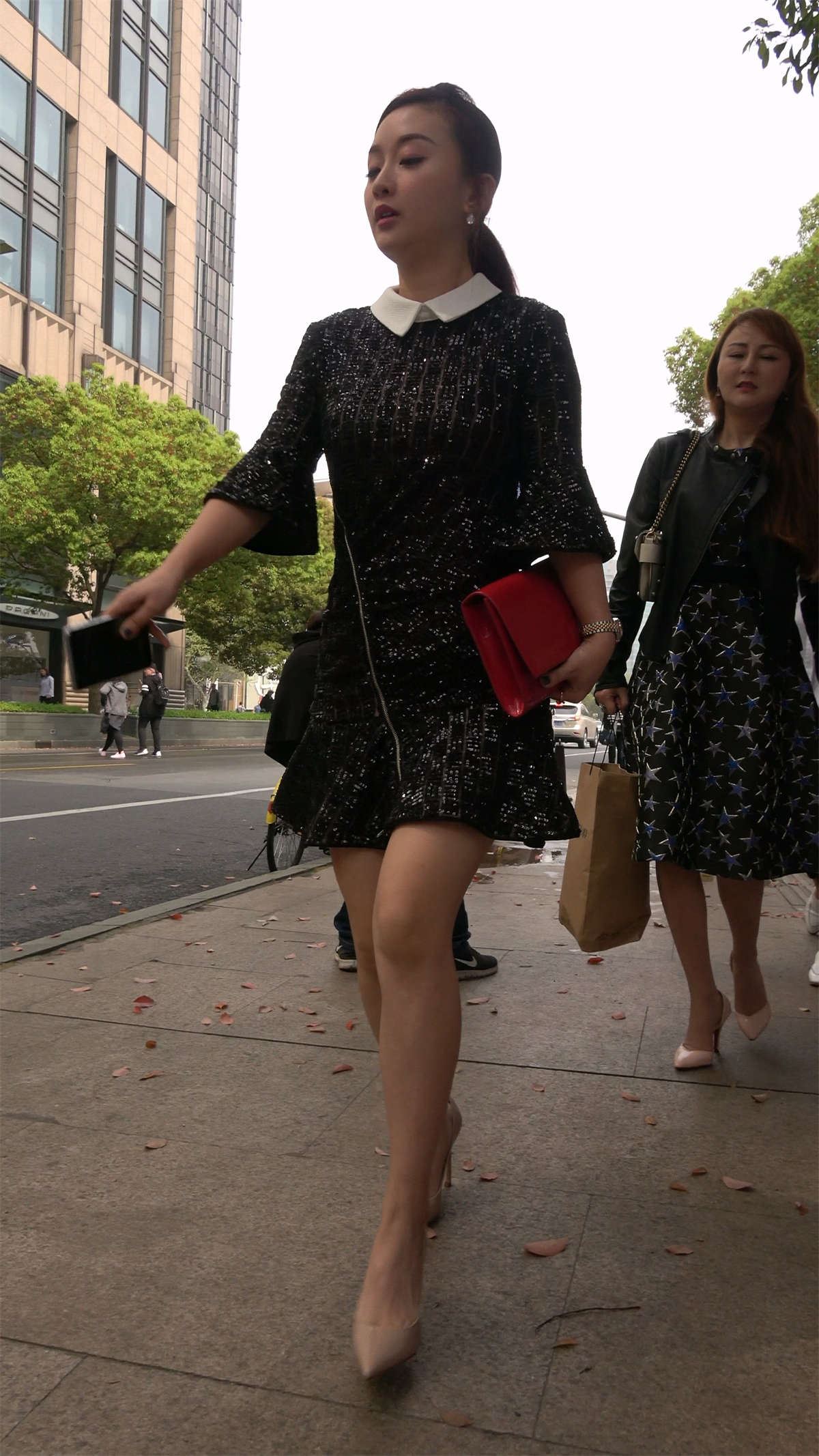 米色高跟鞋连衣裙美腿极品美女