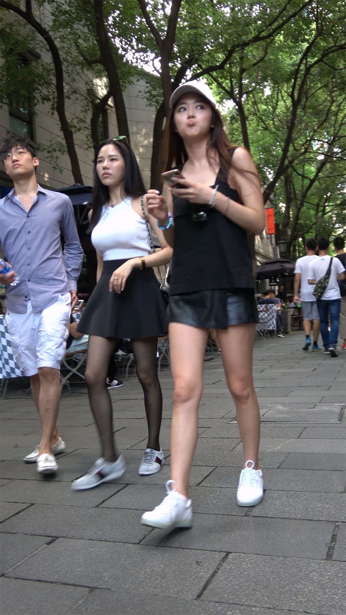 白T恤短裙黑丝袜丰满美女