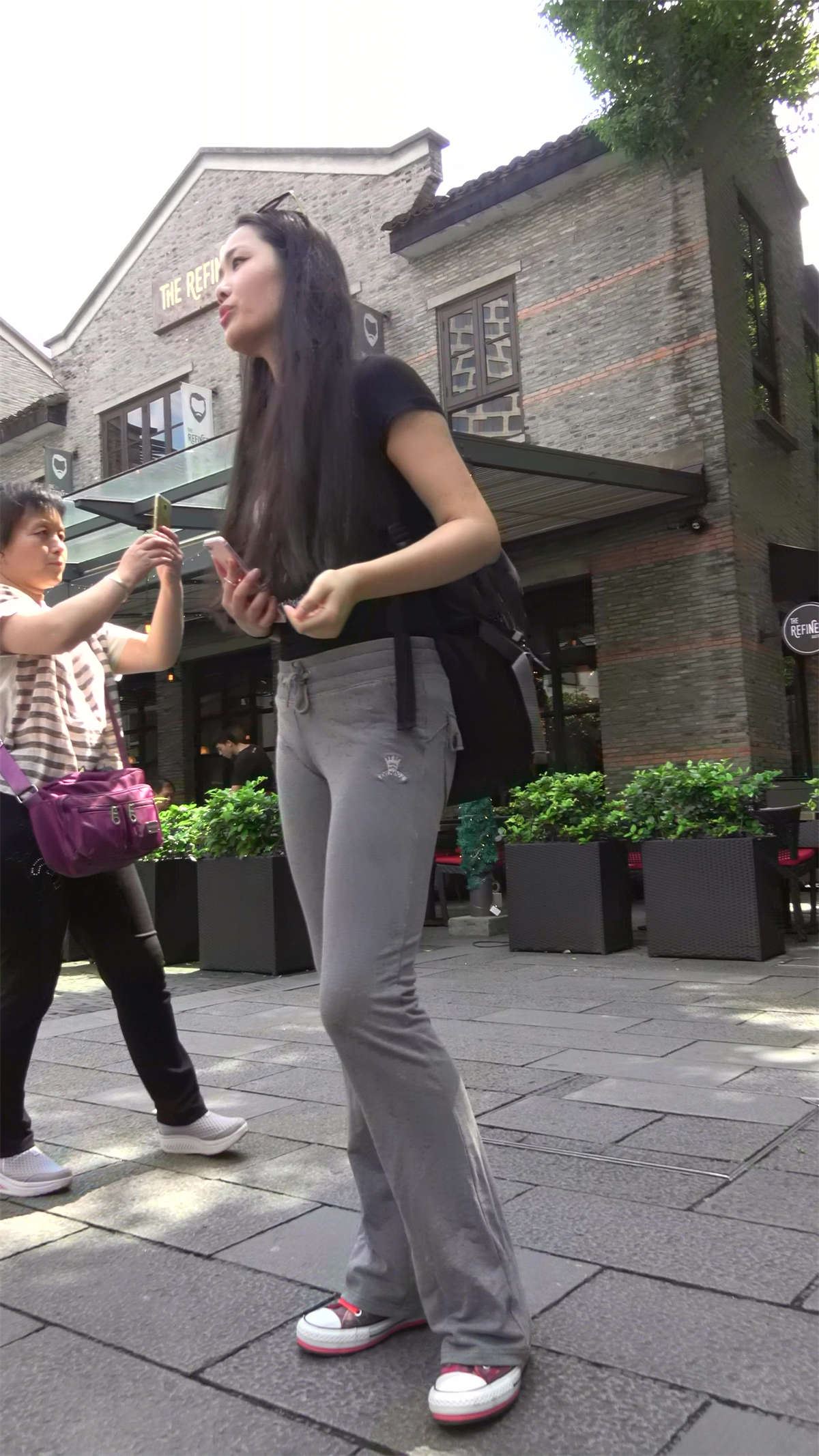 弹力运动裤黑T恤美三角美女