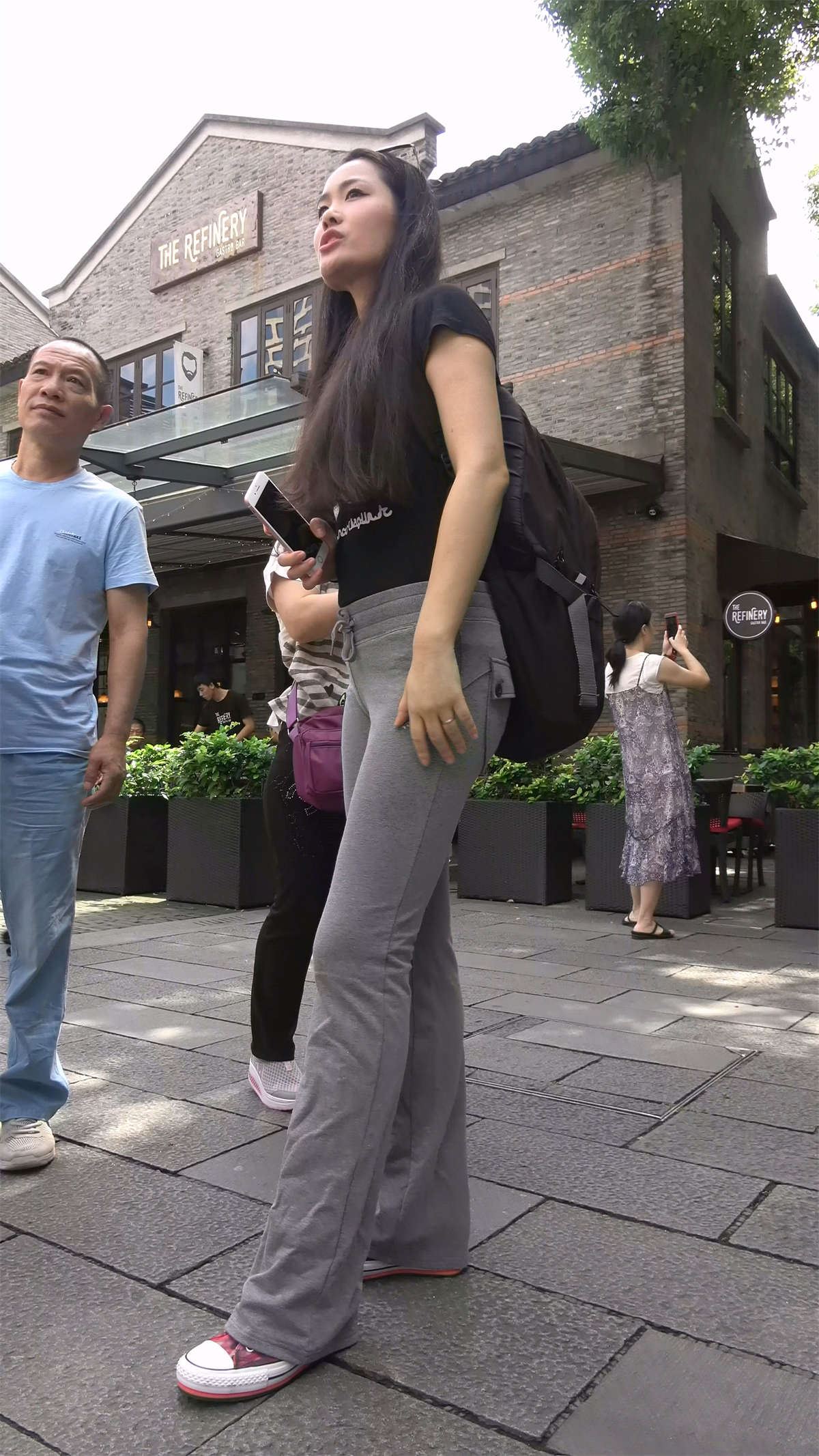 弹力运动裤黑T恤美三角美女