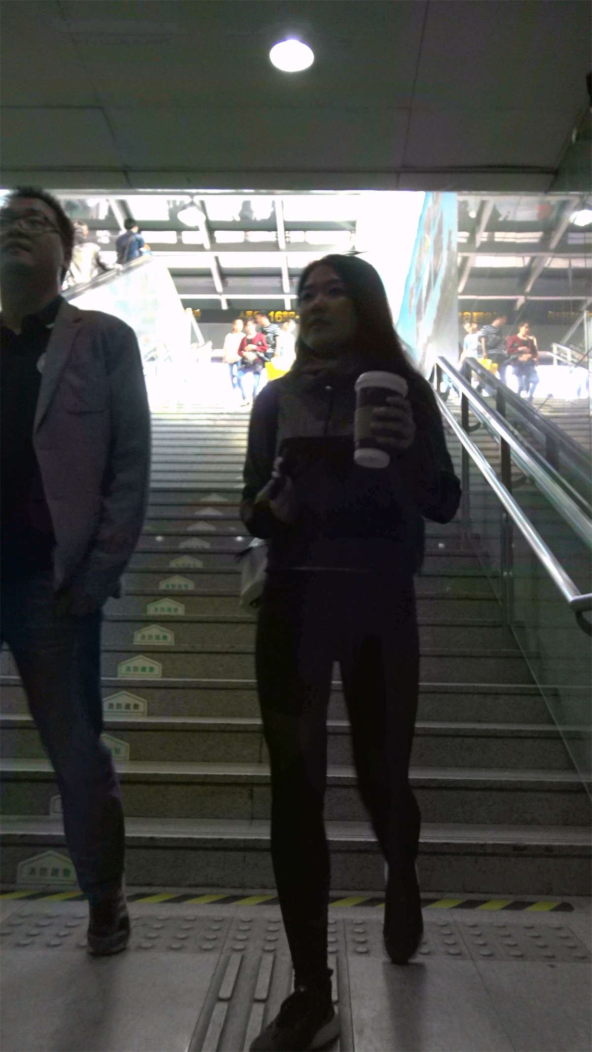 黑色紧身弹力裤运动鞋美女
