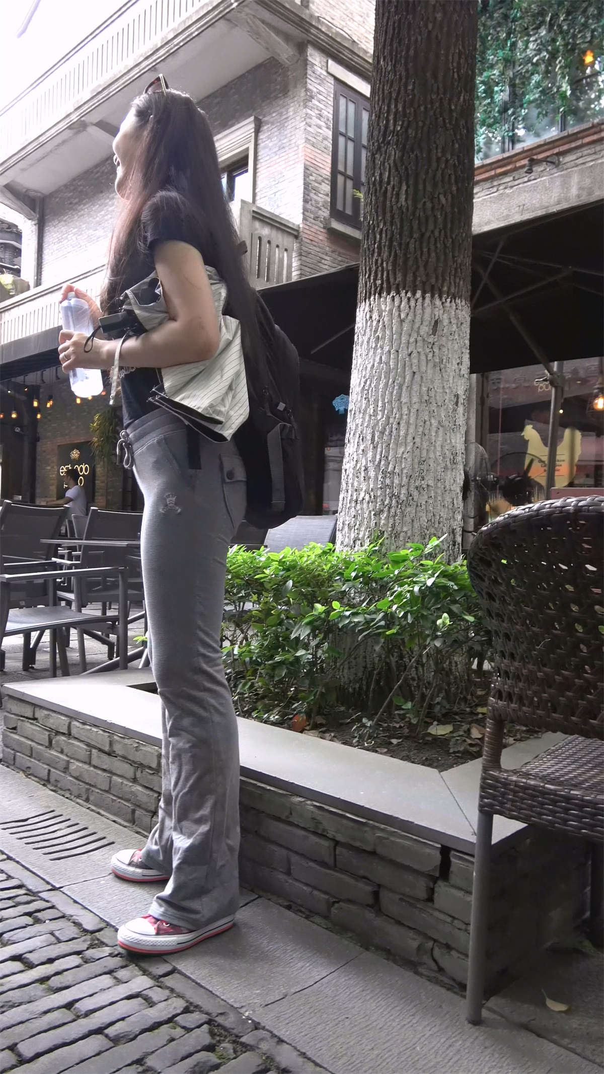 灰色运动裤黑T恤美三角美女