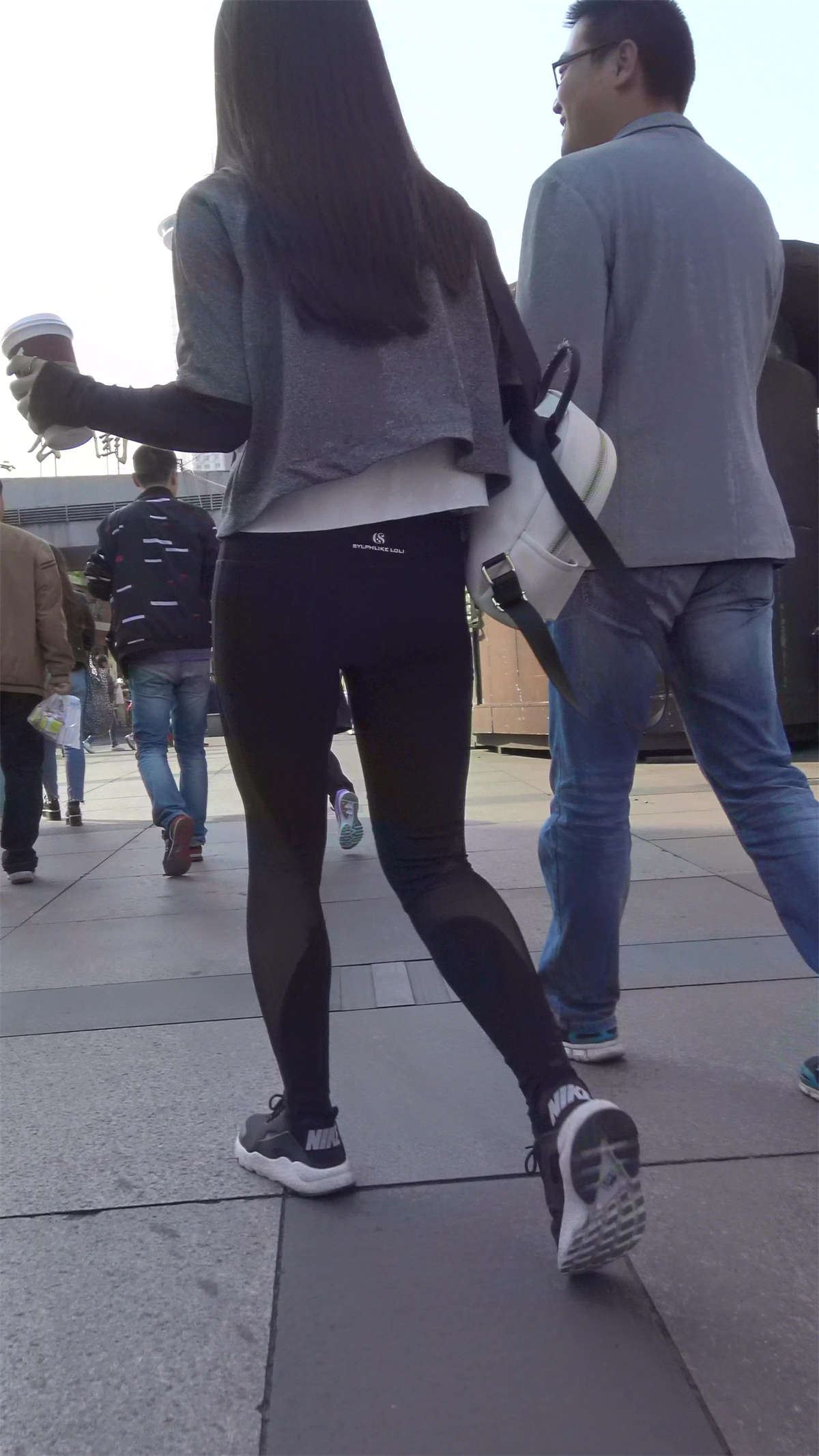 黑色紧身弹力运动裤运动鞋丰臀美女