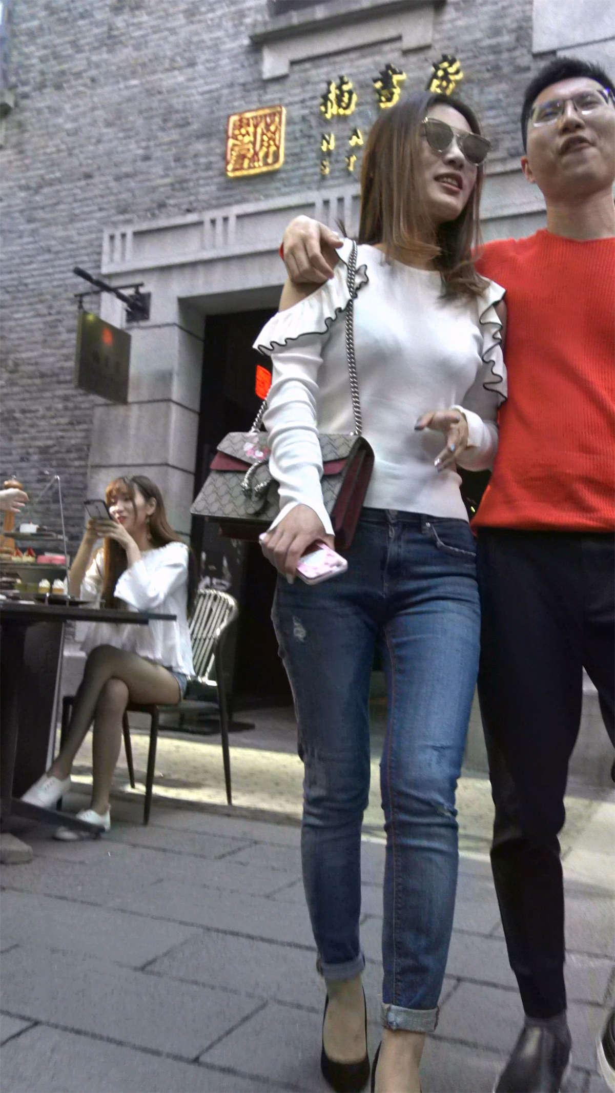 紧身蓝色牛仔裤白衣服性感美女