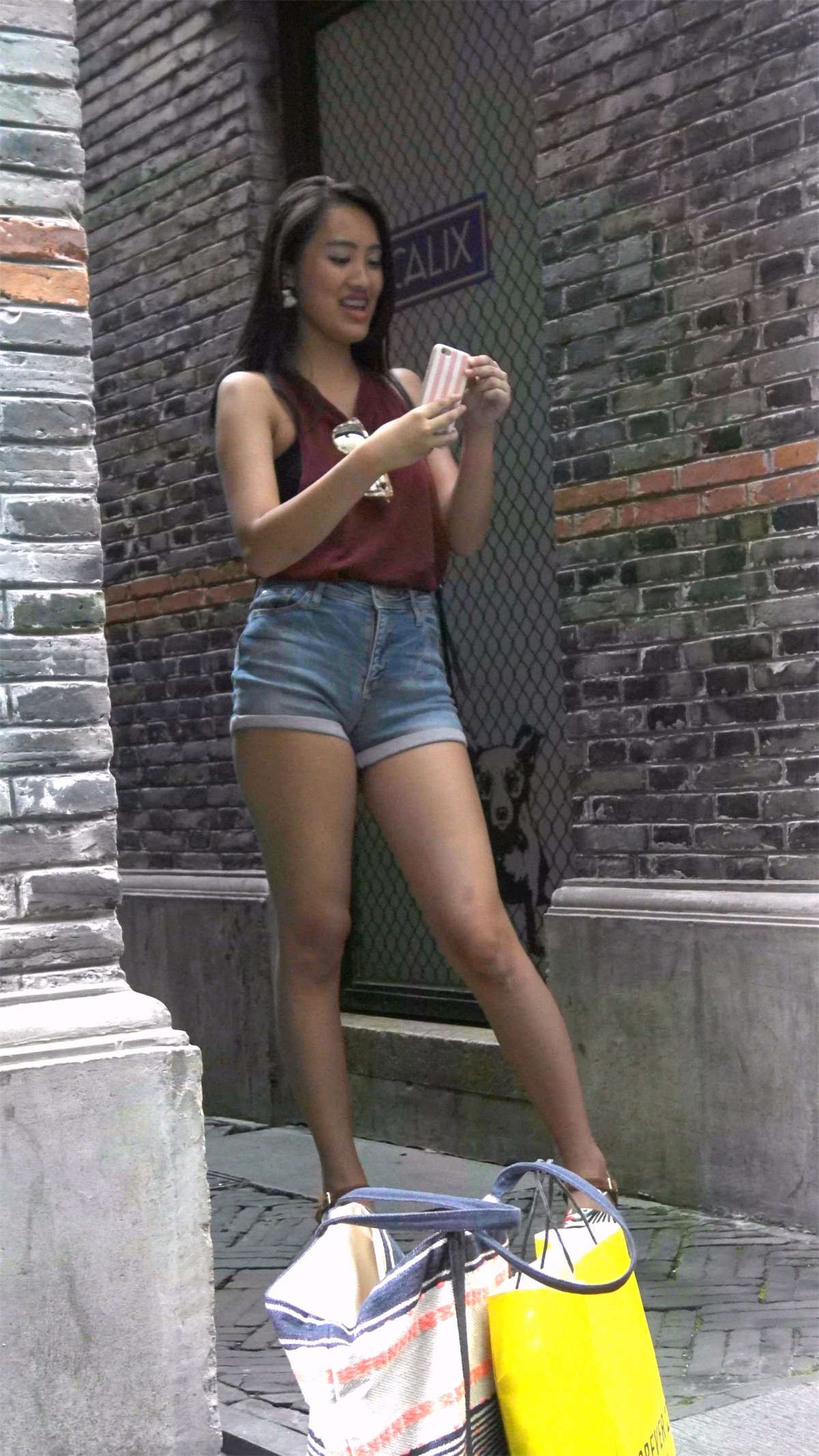 高腰牛仔热裤翘臀背心美女