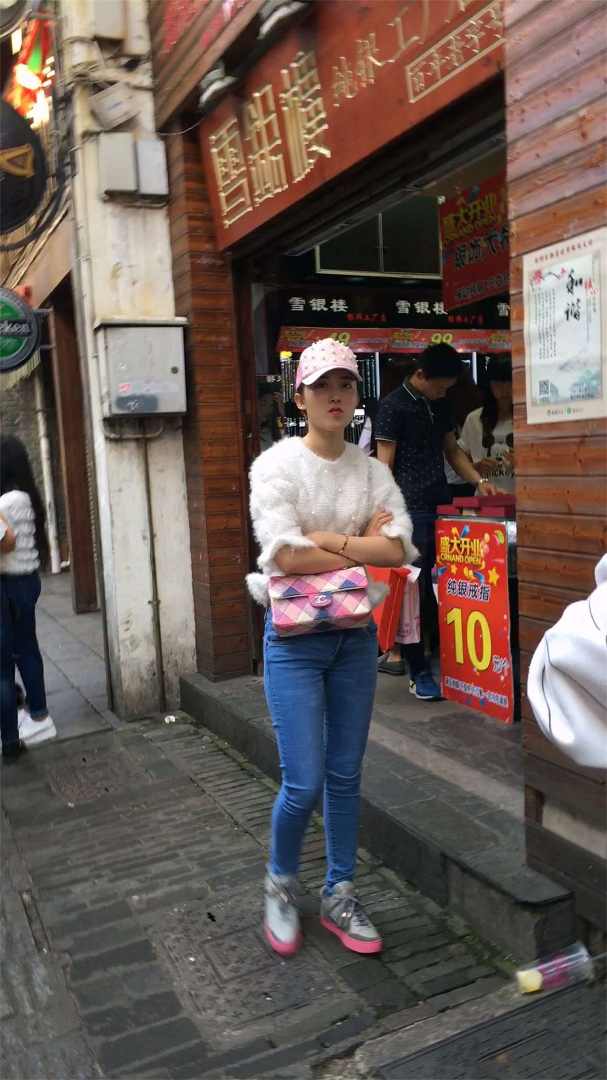 身材和样貌都很极品的蓝牛翘臀美女