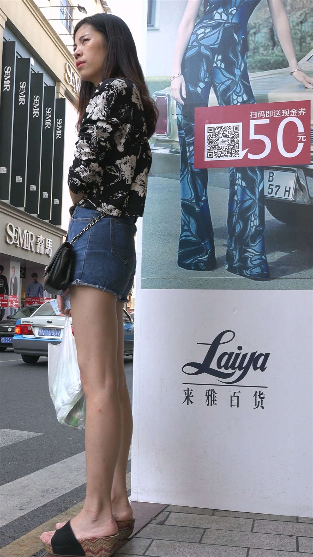 细长腿美女等公交