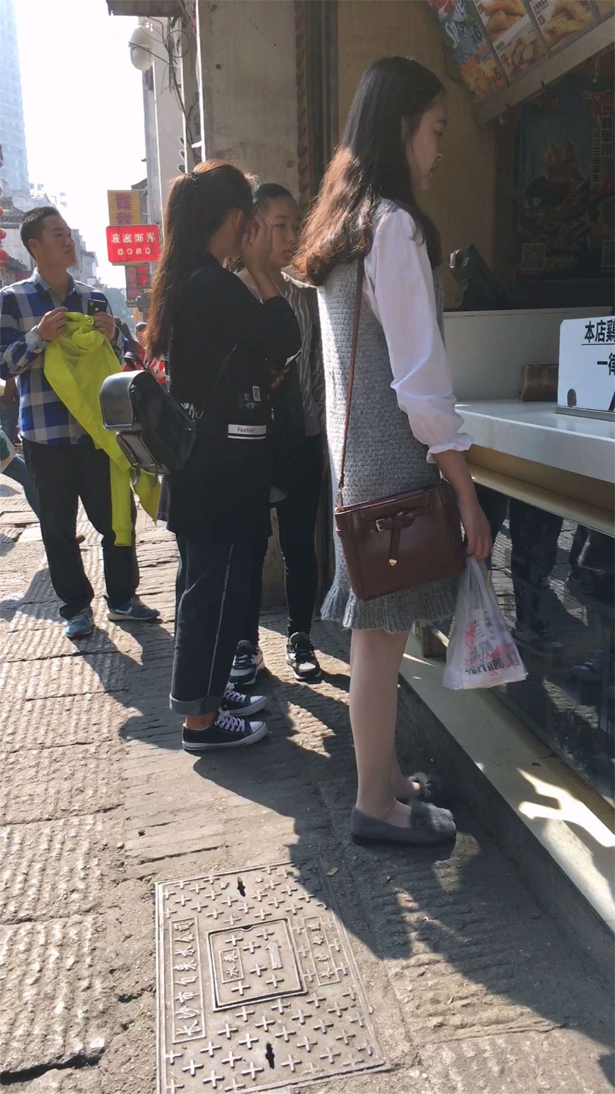 买鸡排的肉色丝袜灰色连衣裙漂亮美女