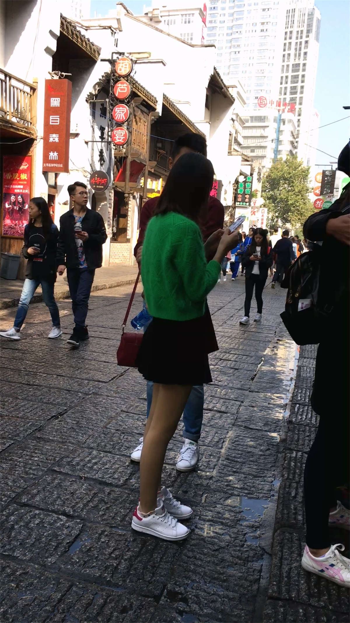 肉色丝袜黑色短裙绿衣清纯妹子