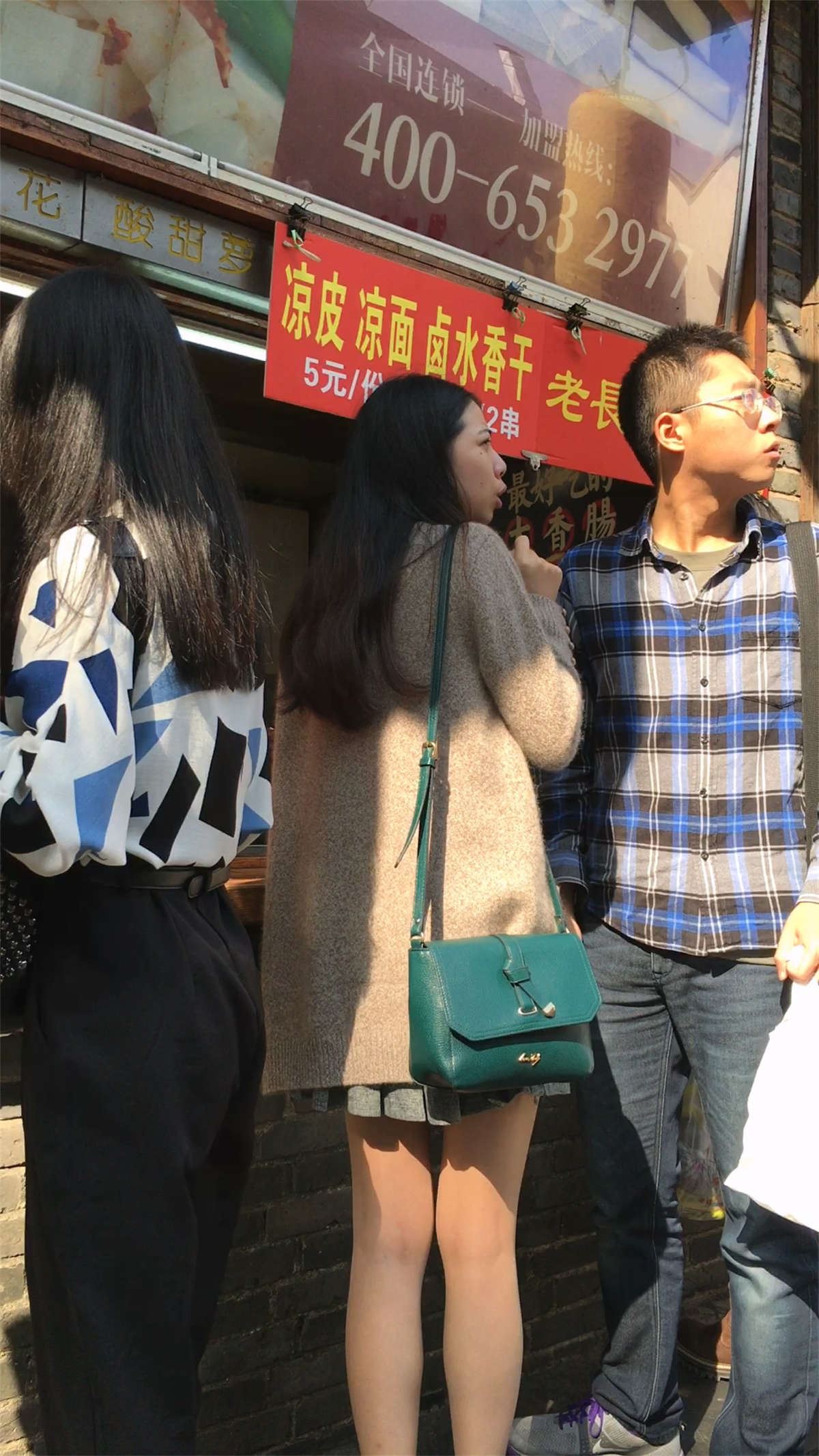 排队买饭的肉色丝袜极品美腿长发妹子
