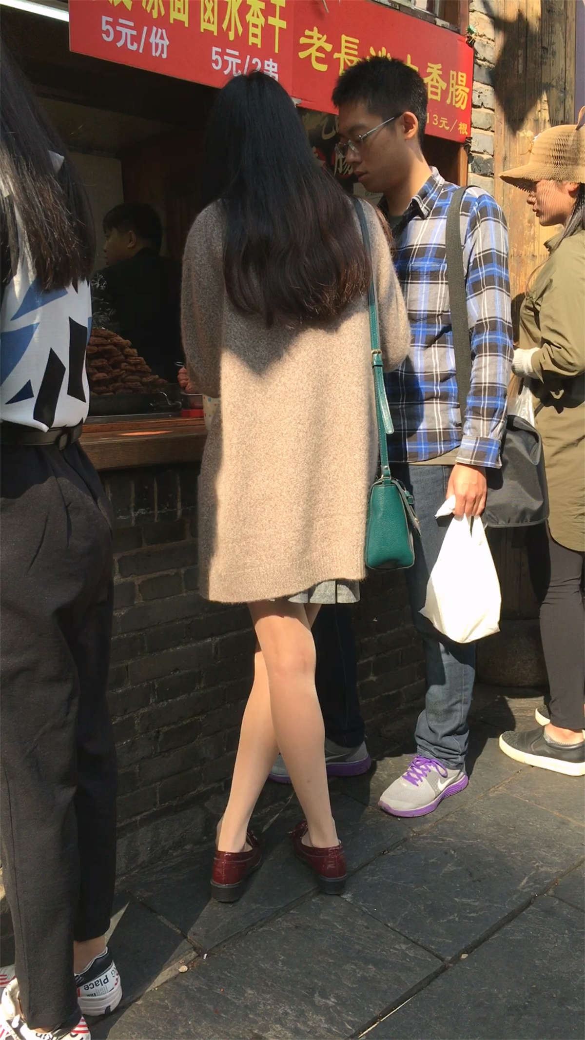 排队买饭的肉色丝袜极品美腿长发妹子