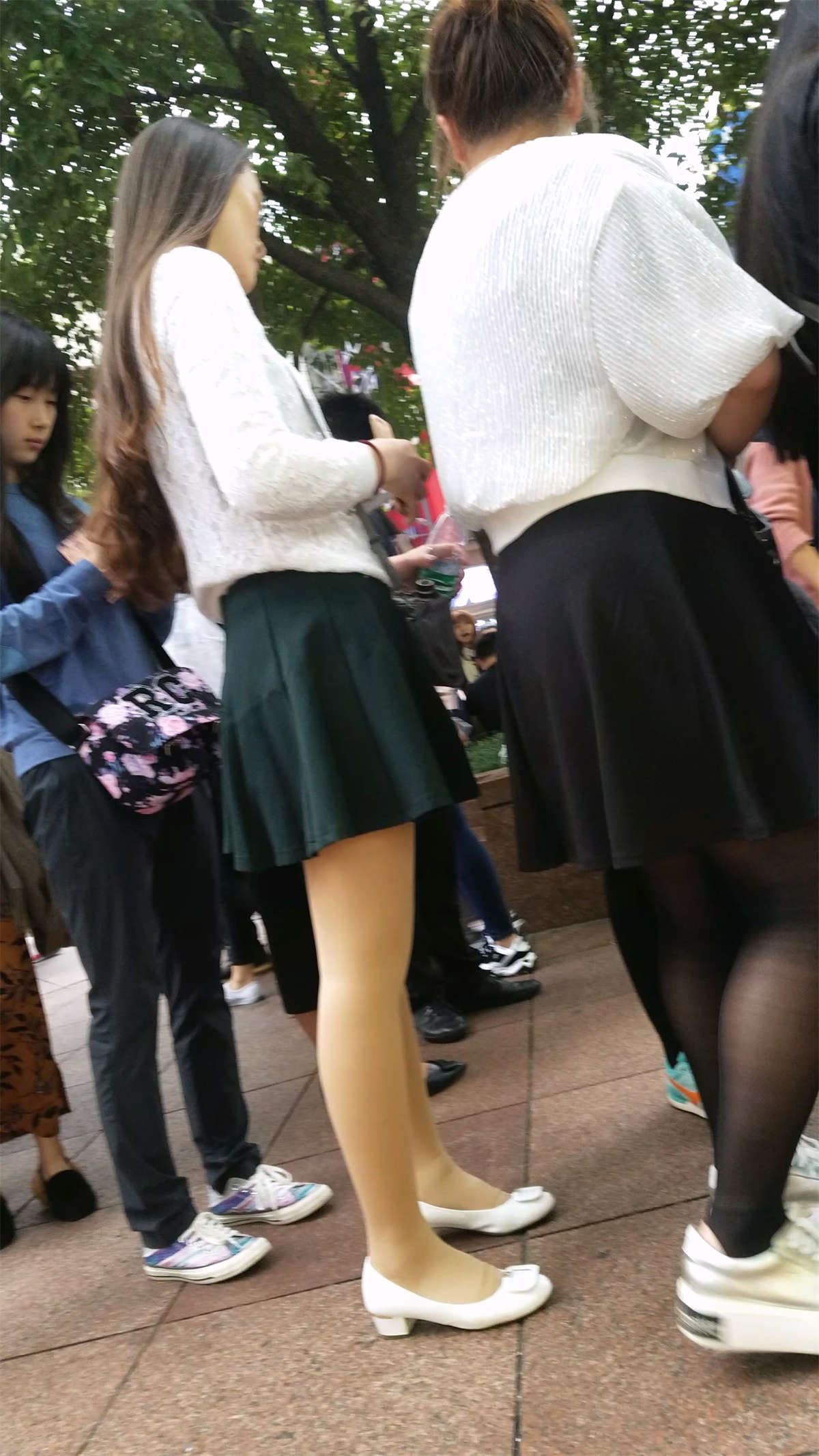 绿色短裙肉色丝袜漂亮美少妇