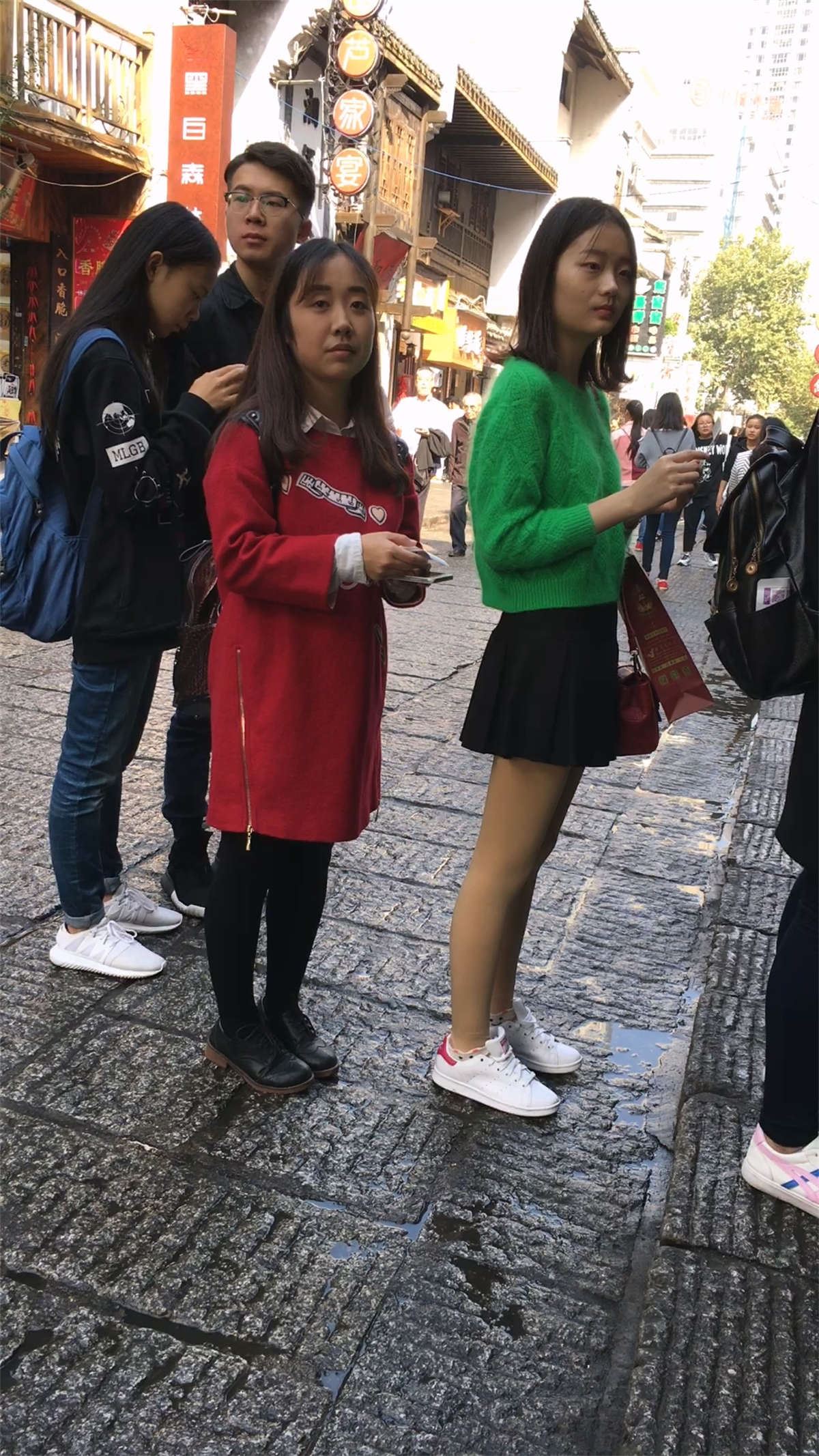 肉色丝袜黑色短裙绿衣清纯妹子