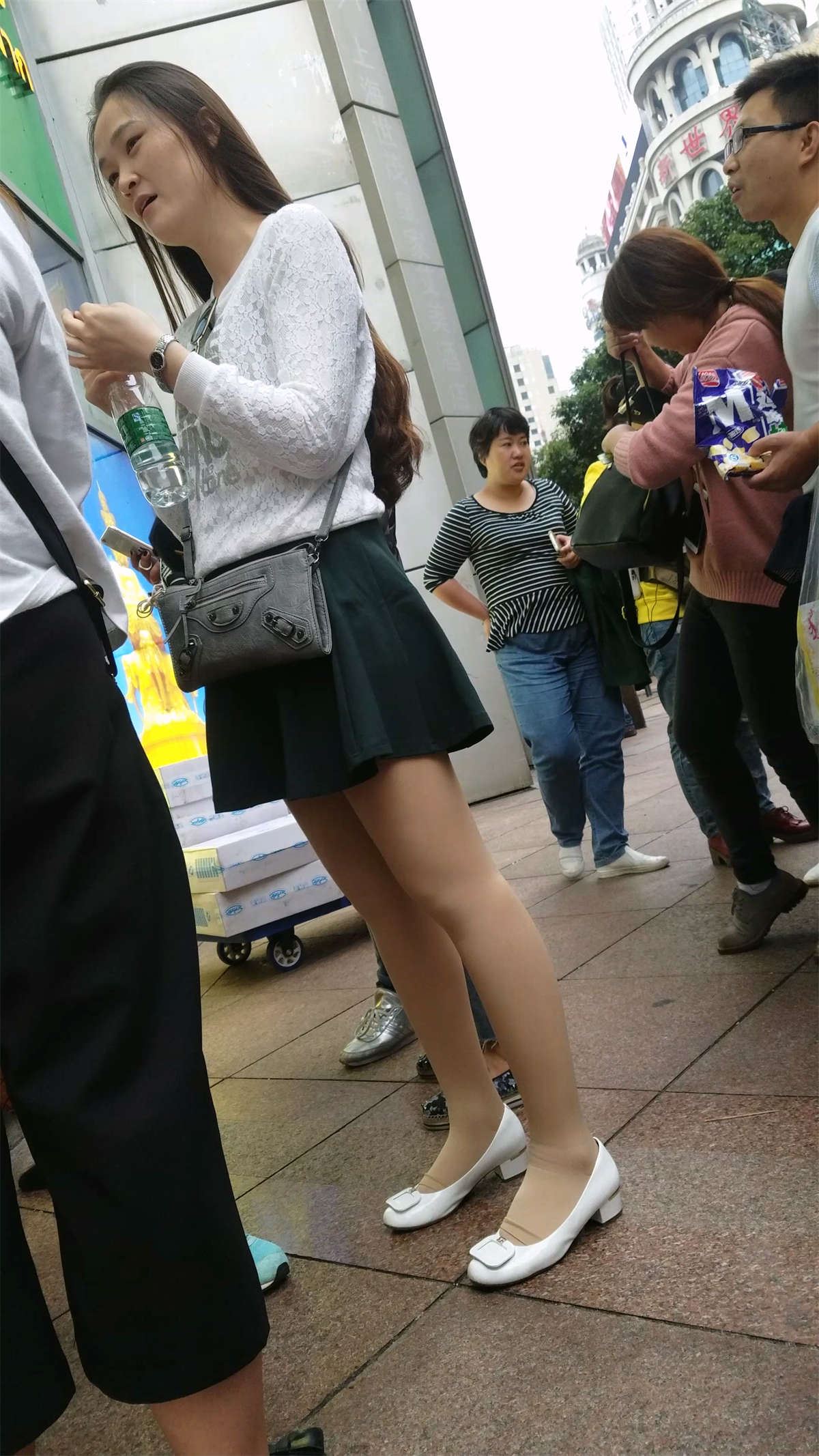 绿色短裙肉色丝袜漂亮美少妇