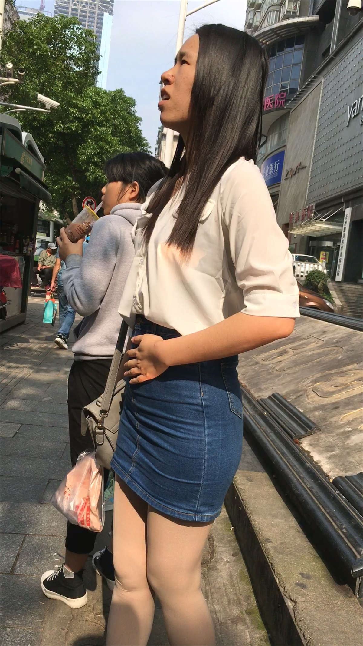 紧绷蓝色牛仔包臀裙肉色丝袜美眉